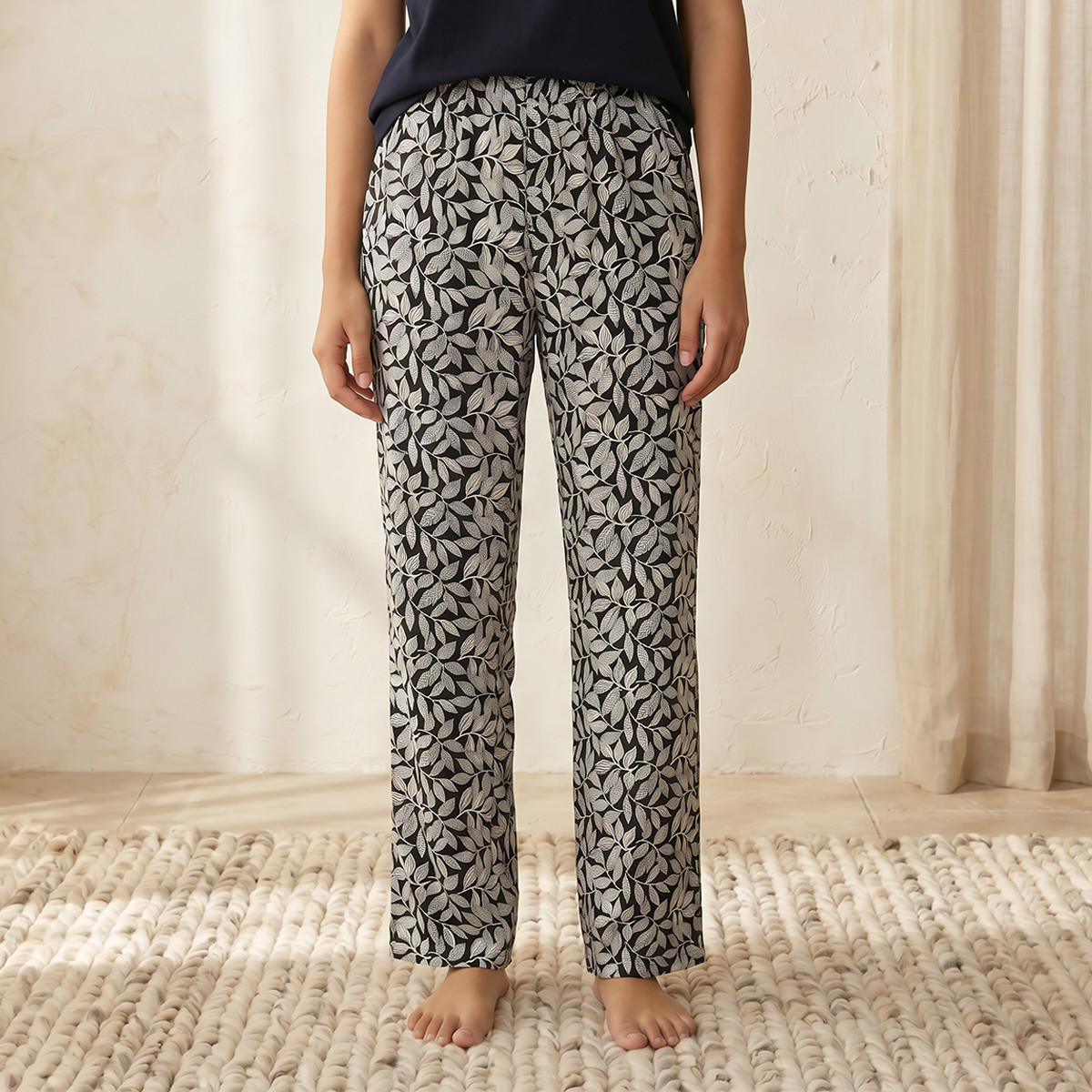 طقم تيشيرت وبنطلون بيجاما فيسكوز بطبعات-women-clothing-nightwear-pyjamas-longsets-image-5