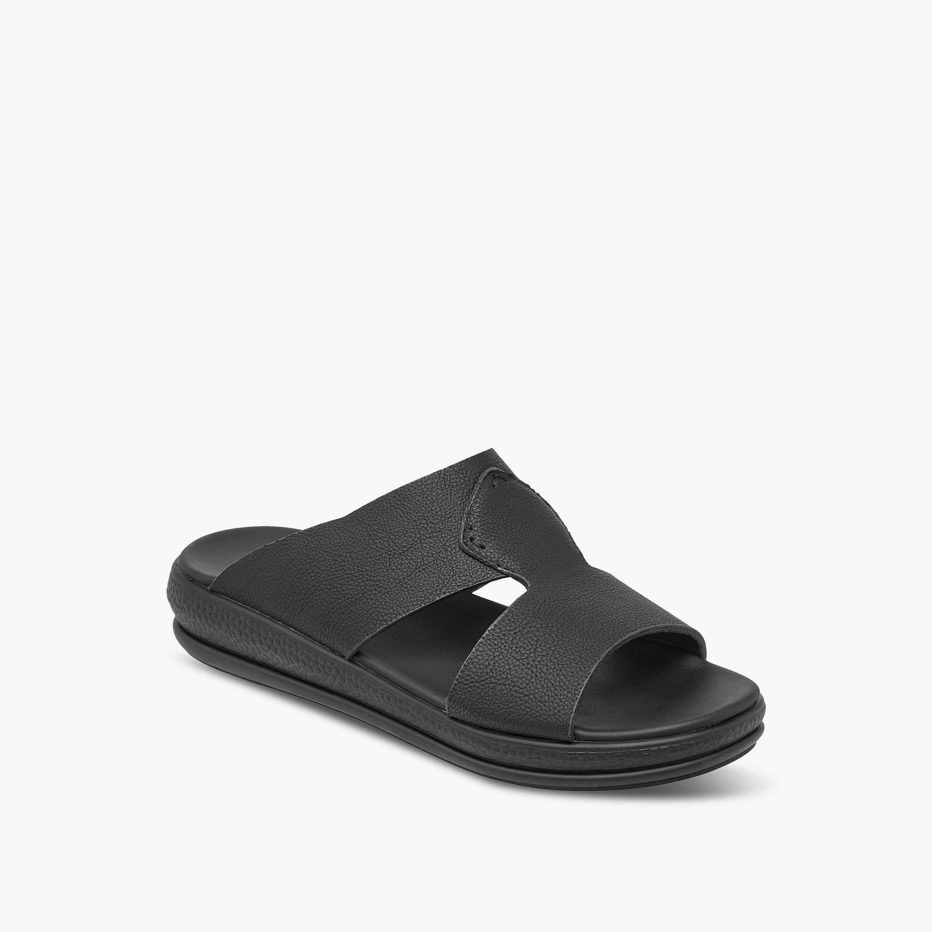صندل سهل الارتداء بفرغ من أل بي أل من شو إكسبريس-men-shoes-sandals-image-2