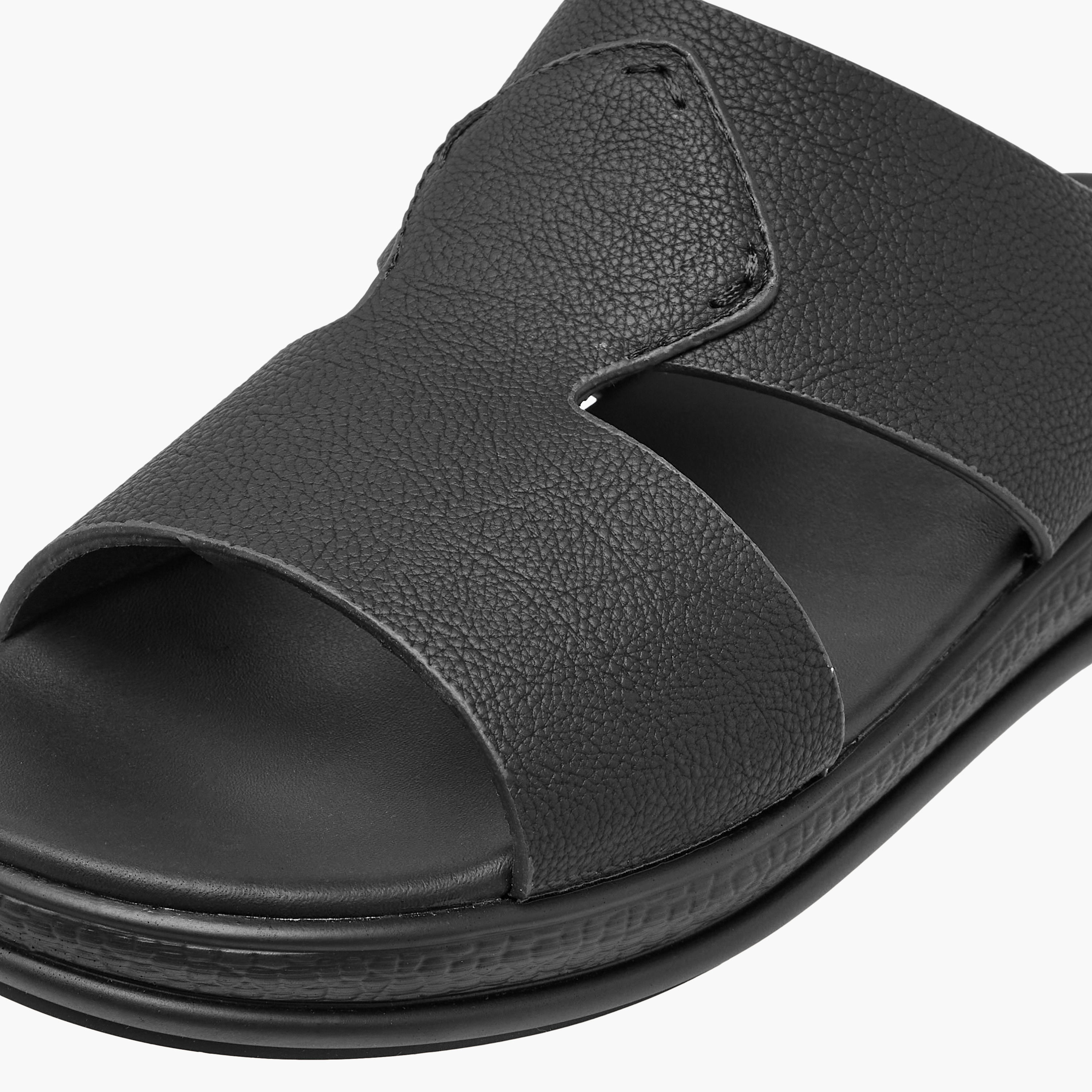 صندل سهل الارتداء بفرغ من أل بي أل من شو إكسبريس-men-shoes-sandals-image-4