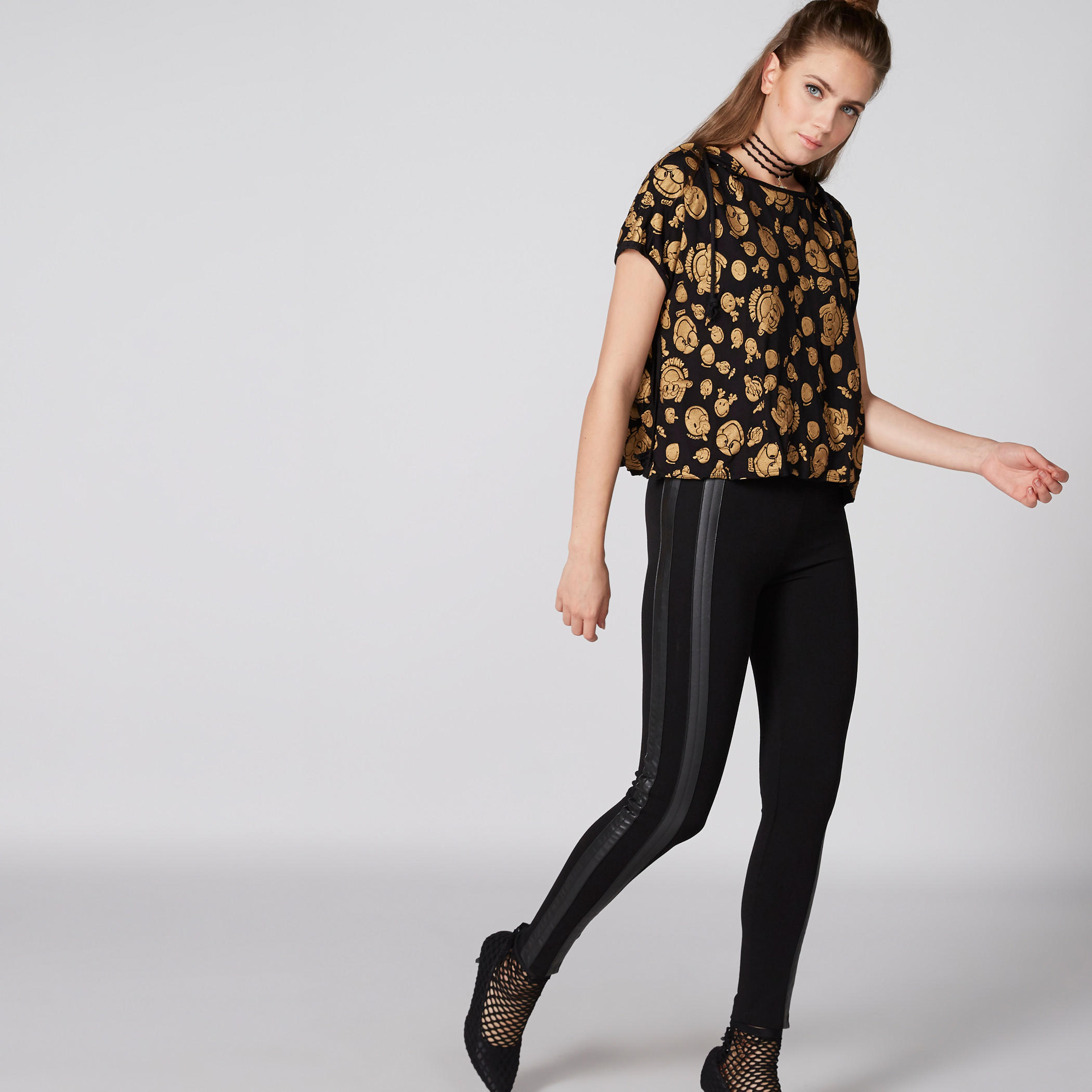 تيشيرت بياقة مستديرة وأكمام كاب وقبعة وطبعات سمايلي وورلد-women-clothing-tshirts-image-1