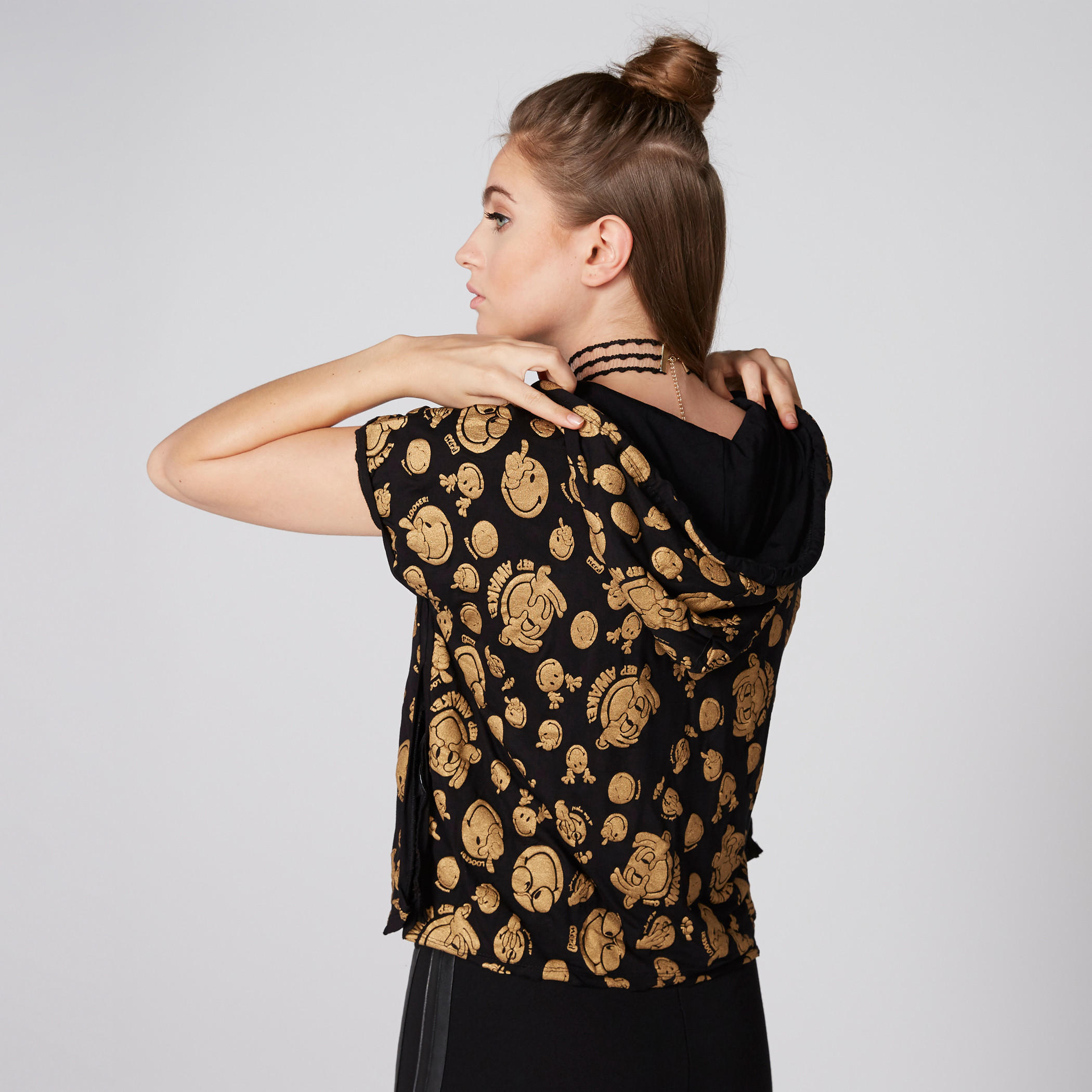 تيشيرت بياقة مستديرة وأكمام كاب وقبعة وطبعات سمايلي وورلد-women-clothing-tshirts-image-2