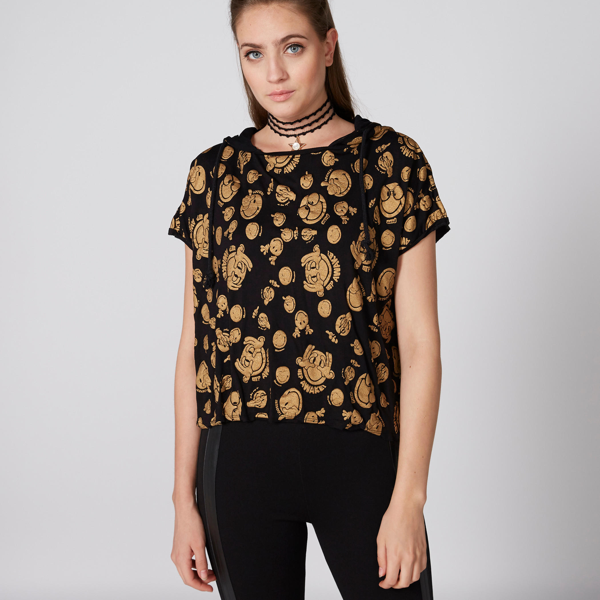 تيشيرت بياقة مستديرة وأكمام كاب وقبعة وطبعات سمايلي وورلد-women-clothing-tshirts-image-3