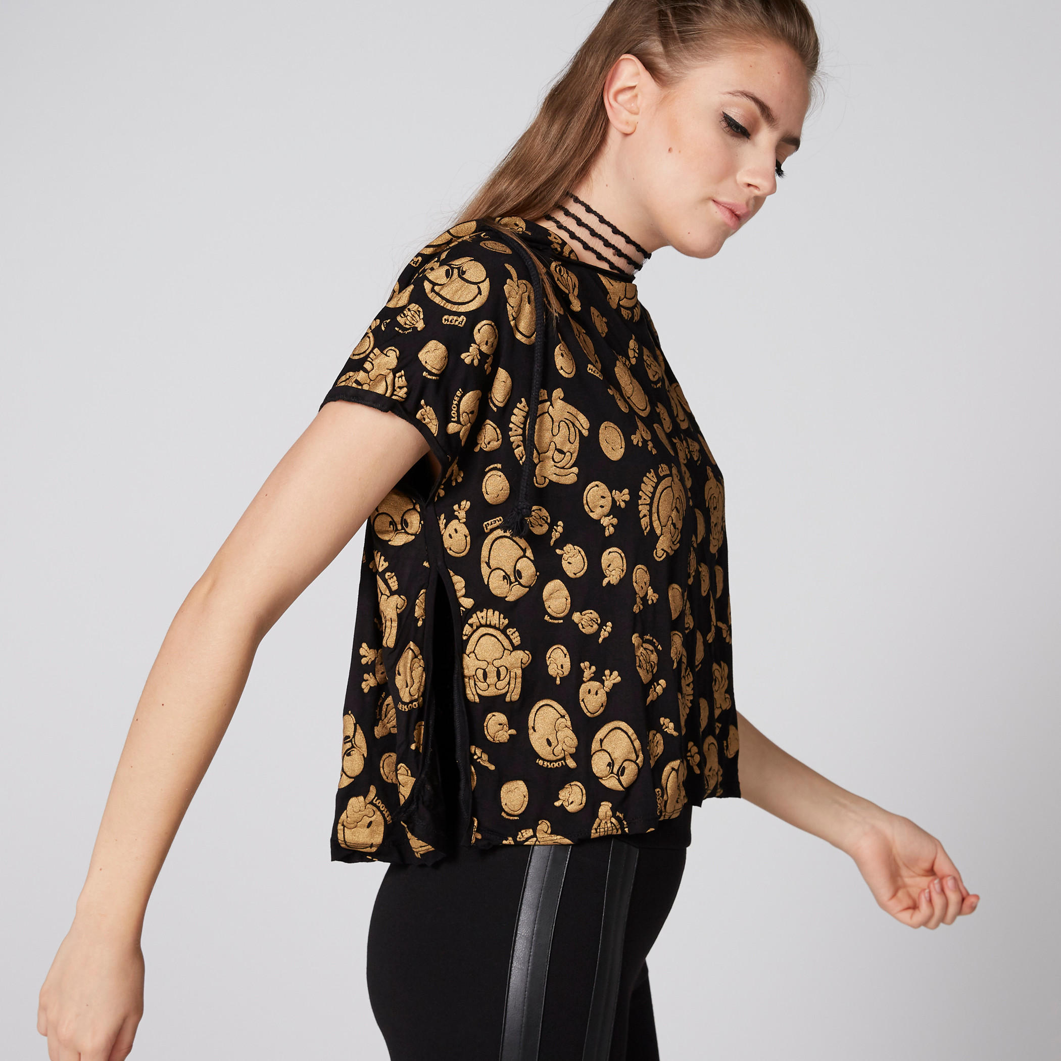 تيشيرت بياقة مستديرة وأكمام كاب وقبعة وطبعات سمايلي وورلد-women-clothing-tshirts-image-4