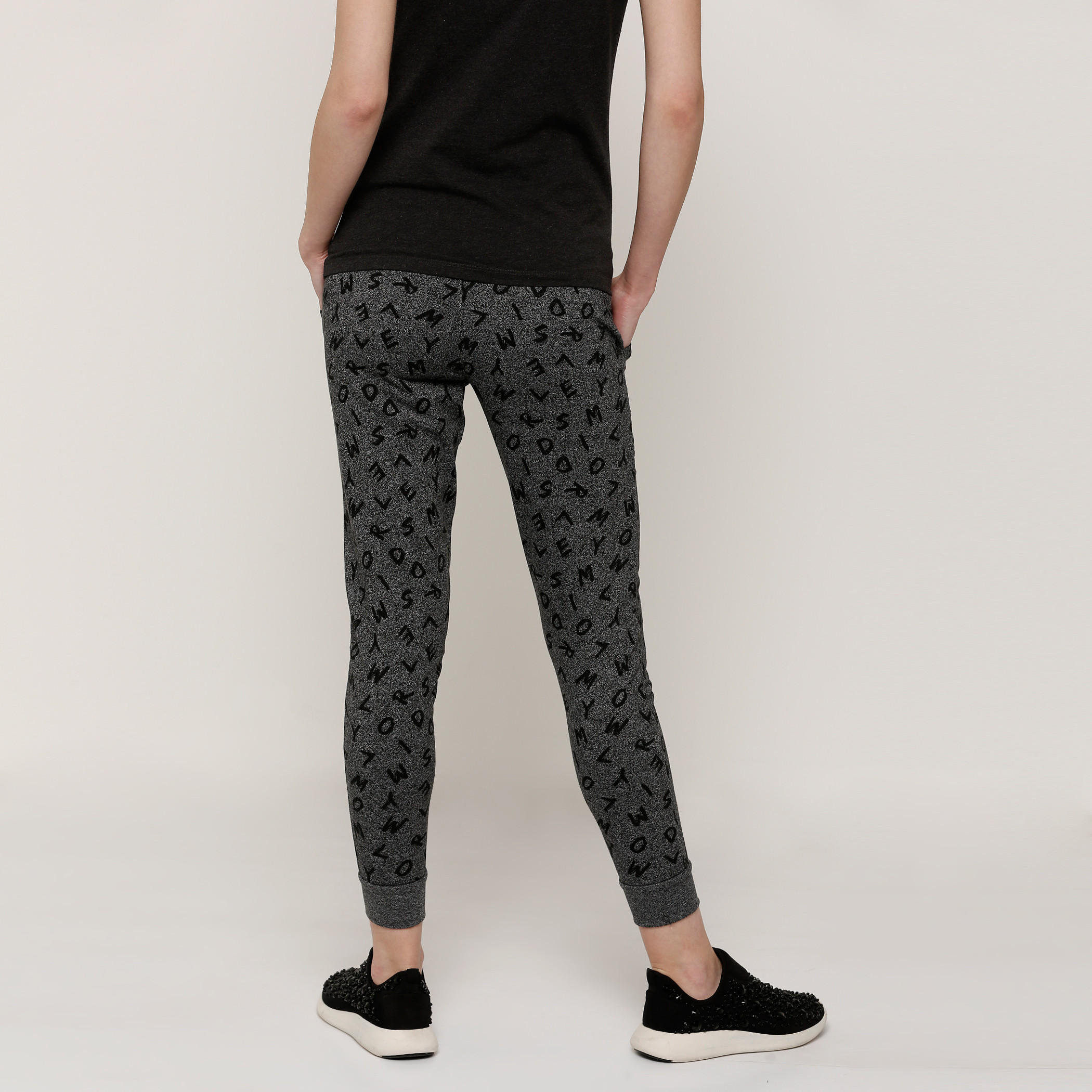 بنطال رياضي طويل بخصر مطاطّي وطبعات سمايلي وورلد-women-clothing-bottoms-joggers-image-2