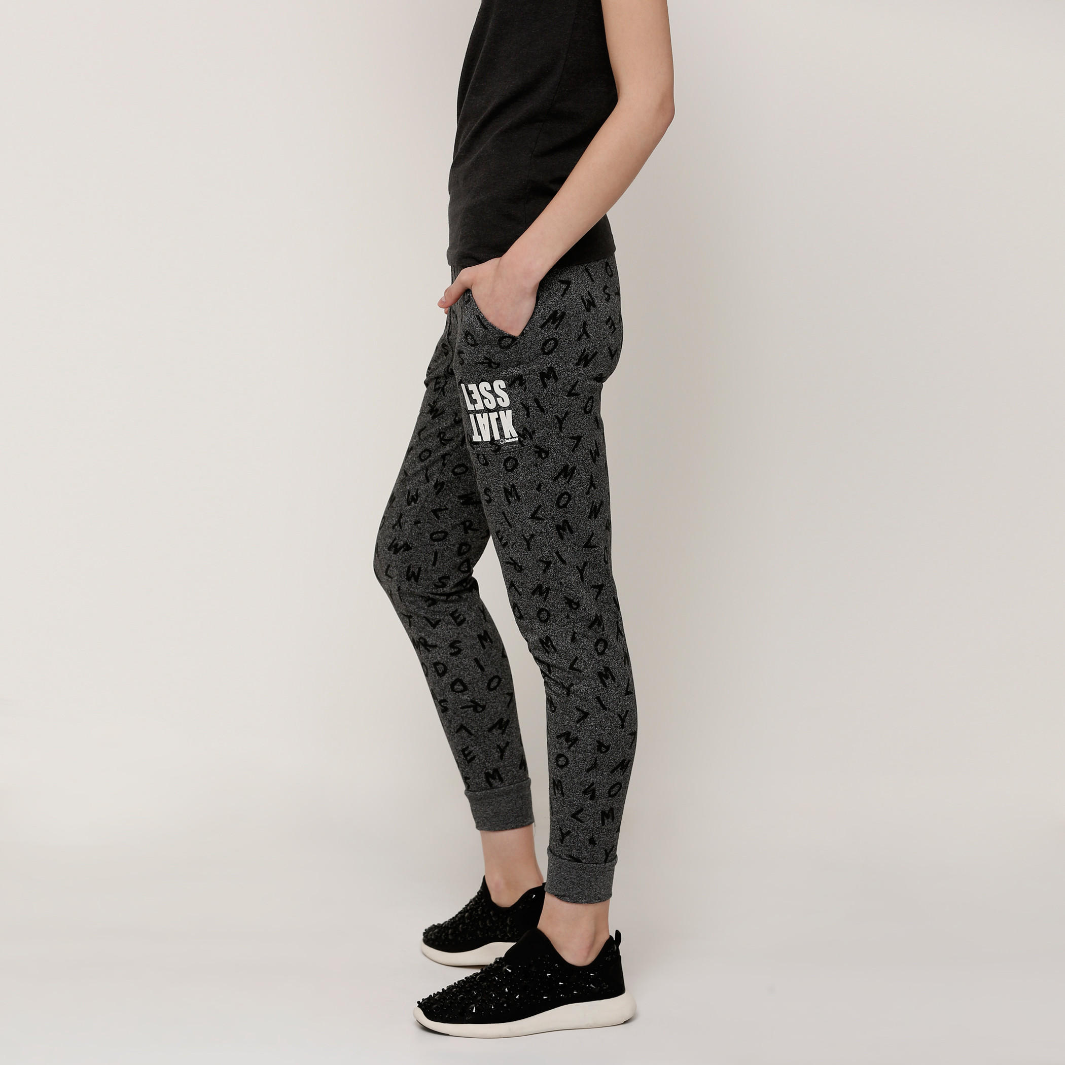 بنطال رياضي طويل بخصر مطاطّي وطبعات سمايلي وورلد-women-clothing-bottoms-joggers-image-3