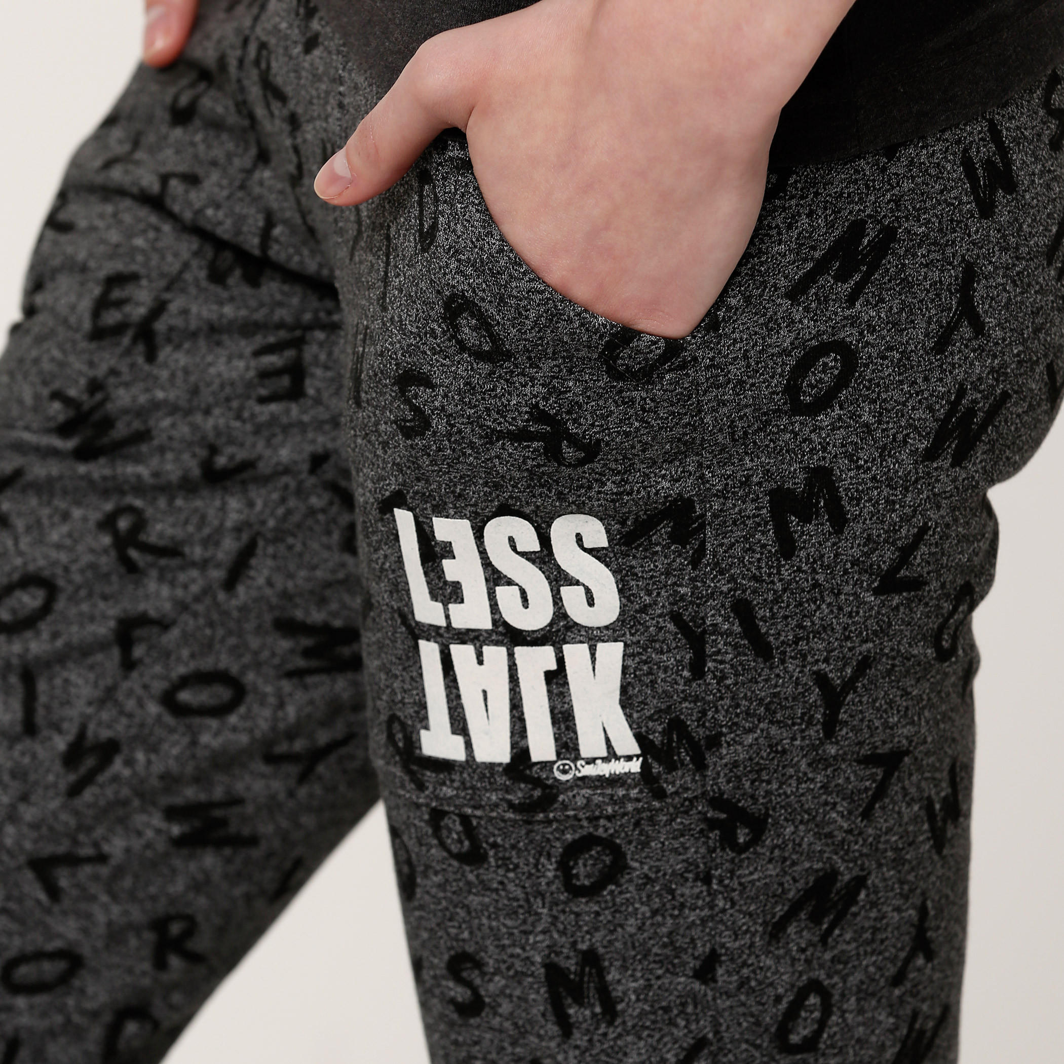 بنطال رياضي طويل بخصر مطاطّي وطبعات سمايلي وورلد-women-clothing-bottoms-joggers-image-4