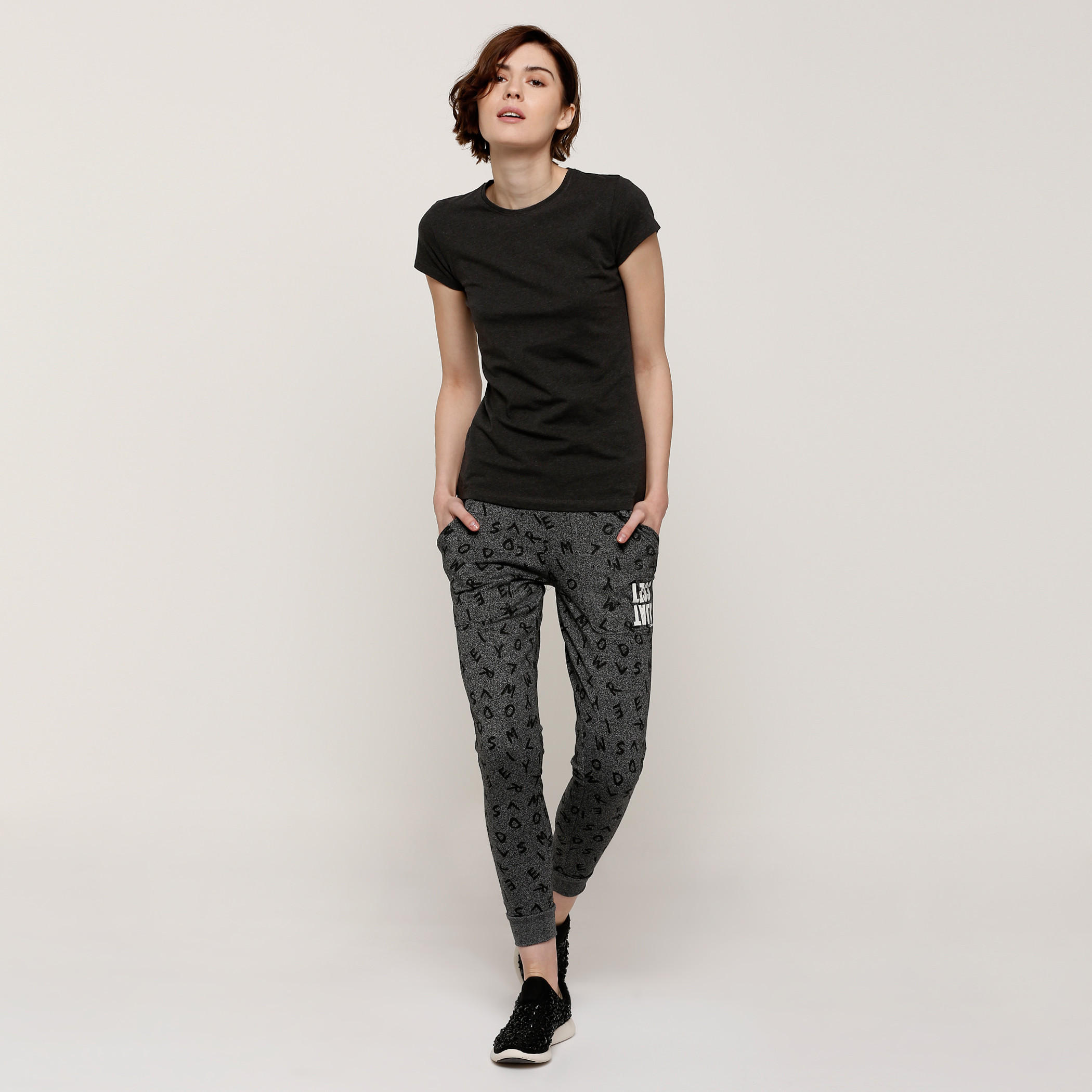 بنطال رياضي طويل بخصر مطاطّي وطبعات سمايلي وورلد-women-clothing-bottoms-joggers-image-5