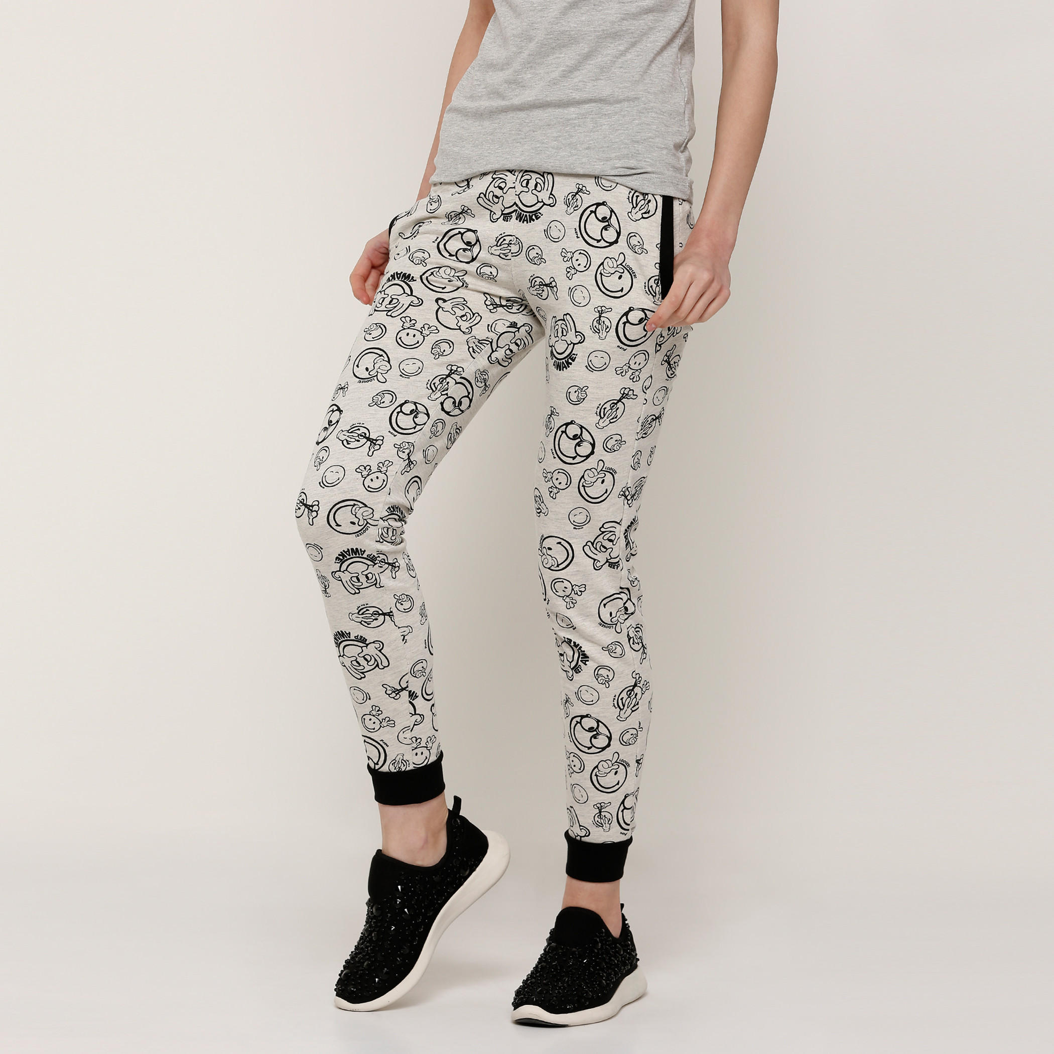 بنطال رياضي طويل بخصر مطاطّي وطبعات سمايلي وورلد-women-clothing-bottoms-joggers-image-1