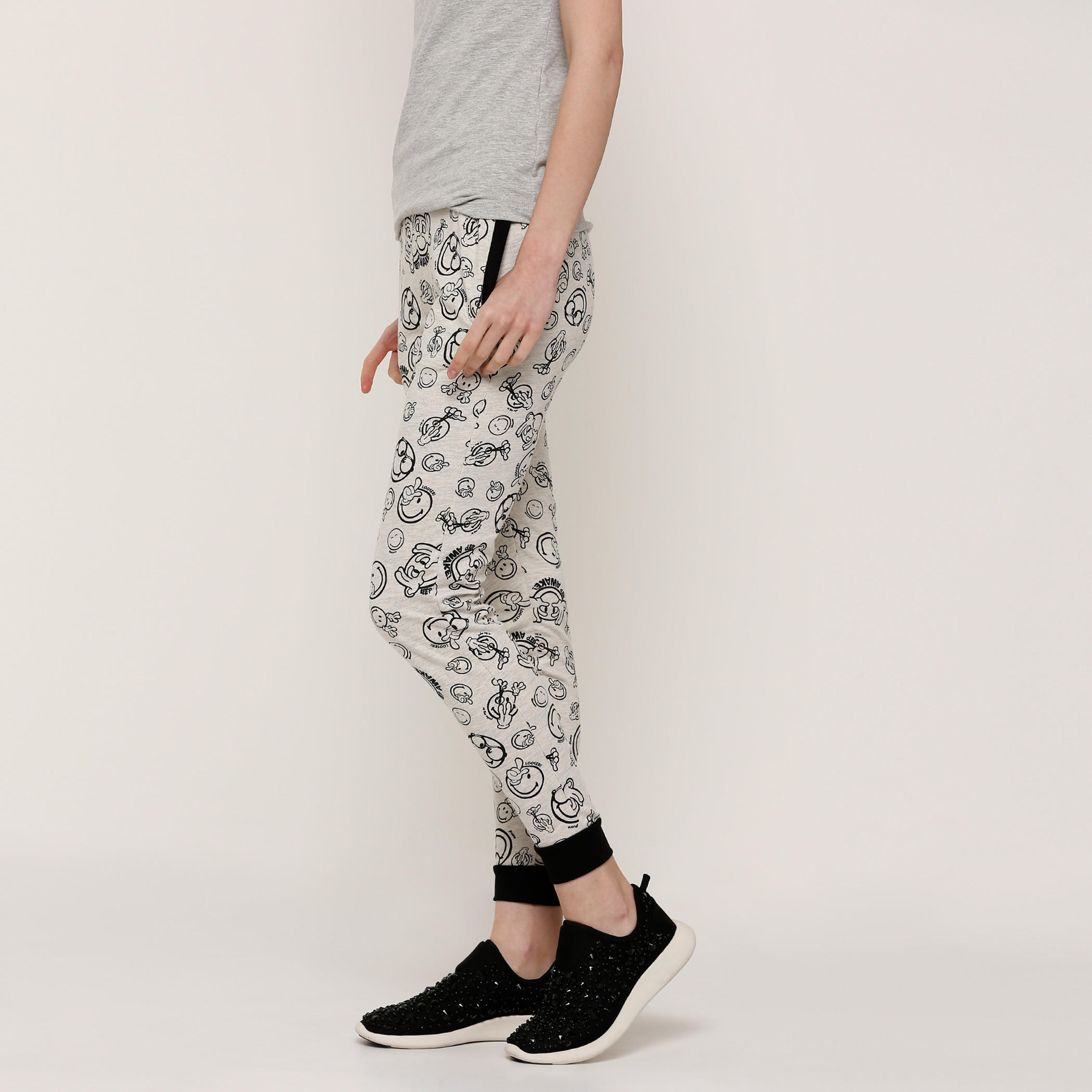 بنطال رياضي طويل بخصر مطاطّي وطبعات سمايلي وورلد-women-clothing-bottoms-joggers-image-3