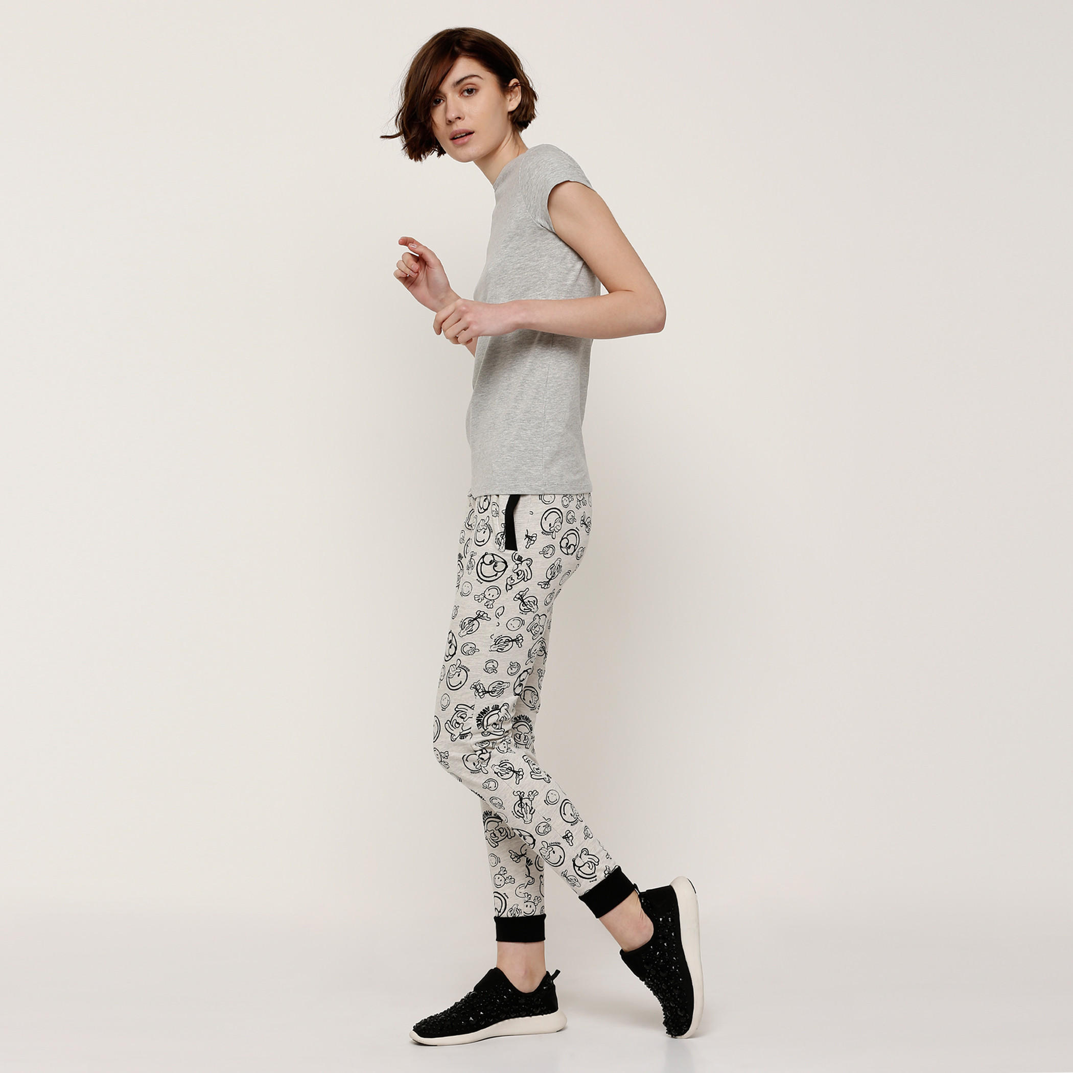 بنطال رياضي طويل بخصر مطاطّي وطبعات سمايلي وورلد-women-clothing-bottoms-joggers-image-5