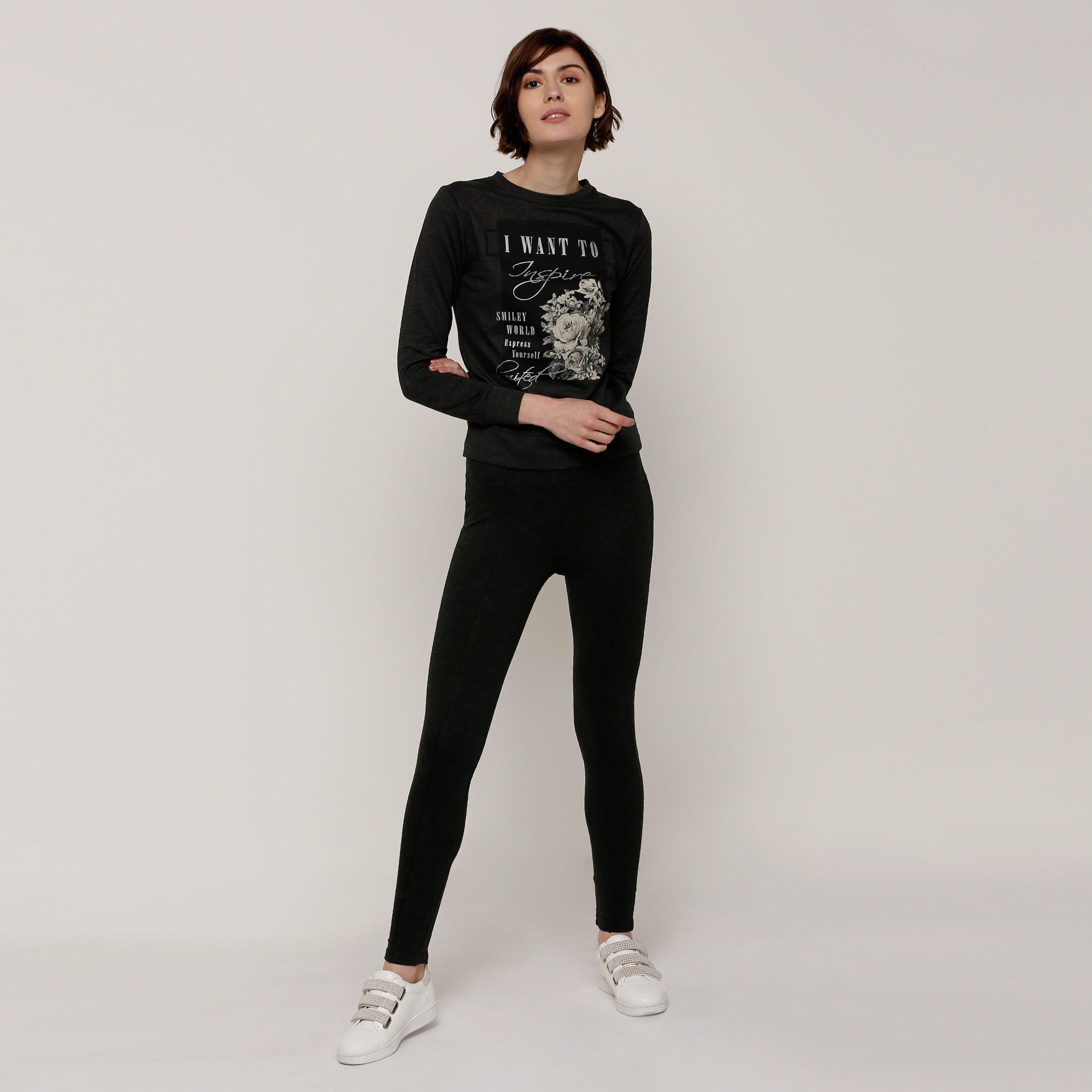 سويت شيرت بأكمام طويلة وياقة مستديرة وطبعات سمايلي وورلد-women-winterwear-hoodiesandsweatshirts-sweatshirts-image-1
