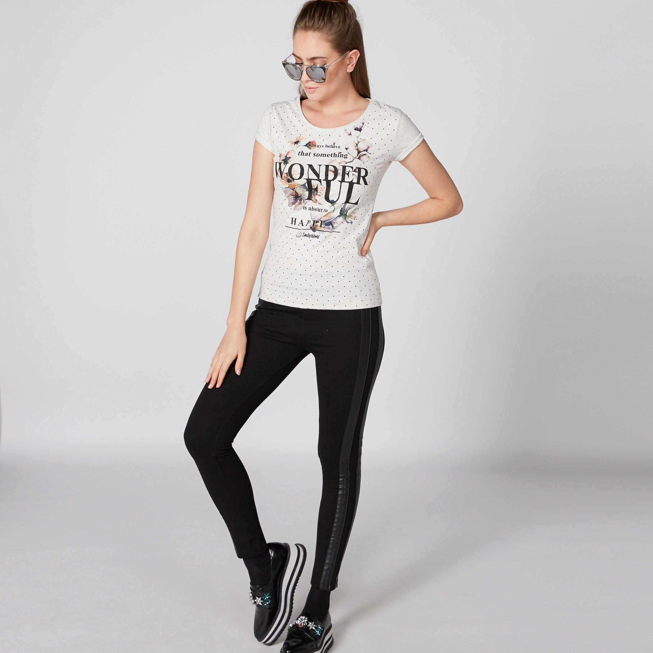 تيشيرت بياقة مستديرة وأكمام كاب وطبعات سمايلي وورلد-women-clothing-tshirts-image-1