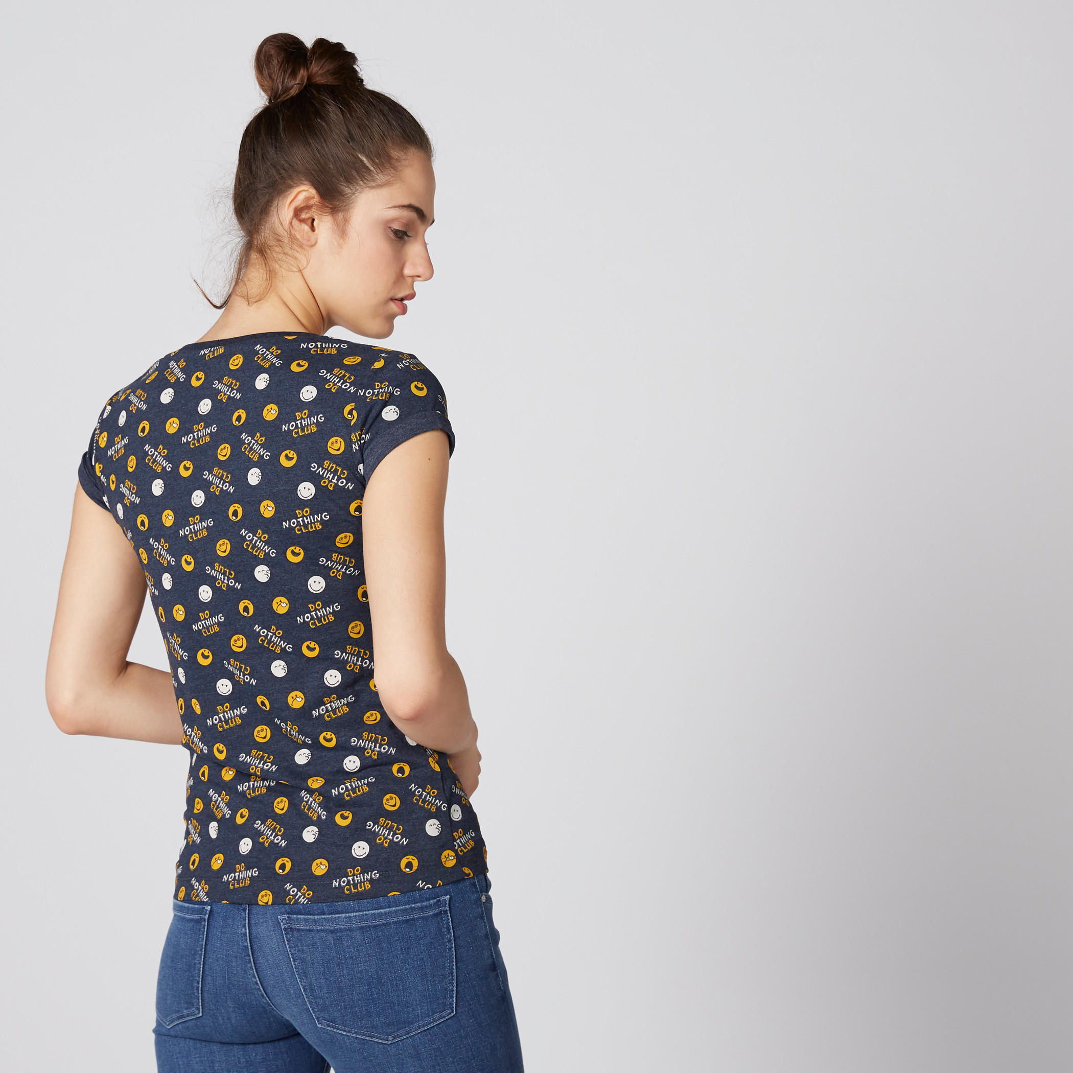 تيشيرت بياقة مستديرة وأكمام كاب وطبعات سمايلي وورلد-women-clothing-tshirts-image-2