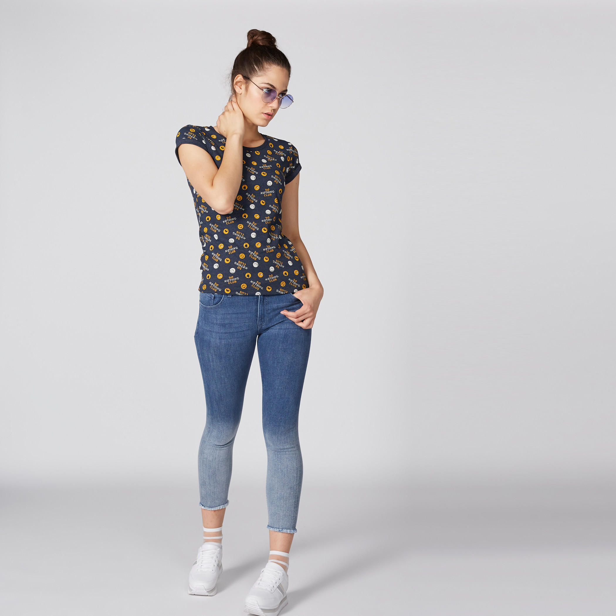 تيشيرت بياقة مستديرة وأكمام كاب وطبعات سمايلي وورلد-women-clothing-tshirts-image-3