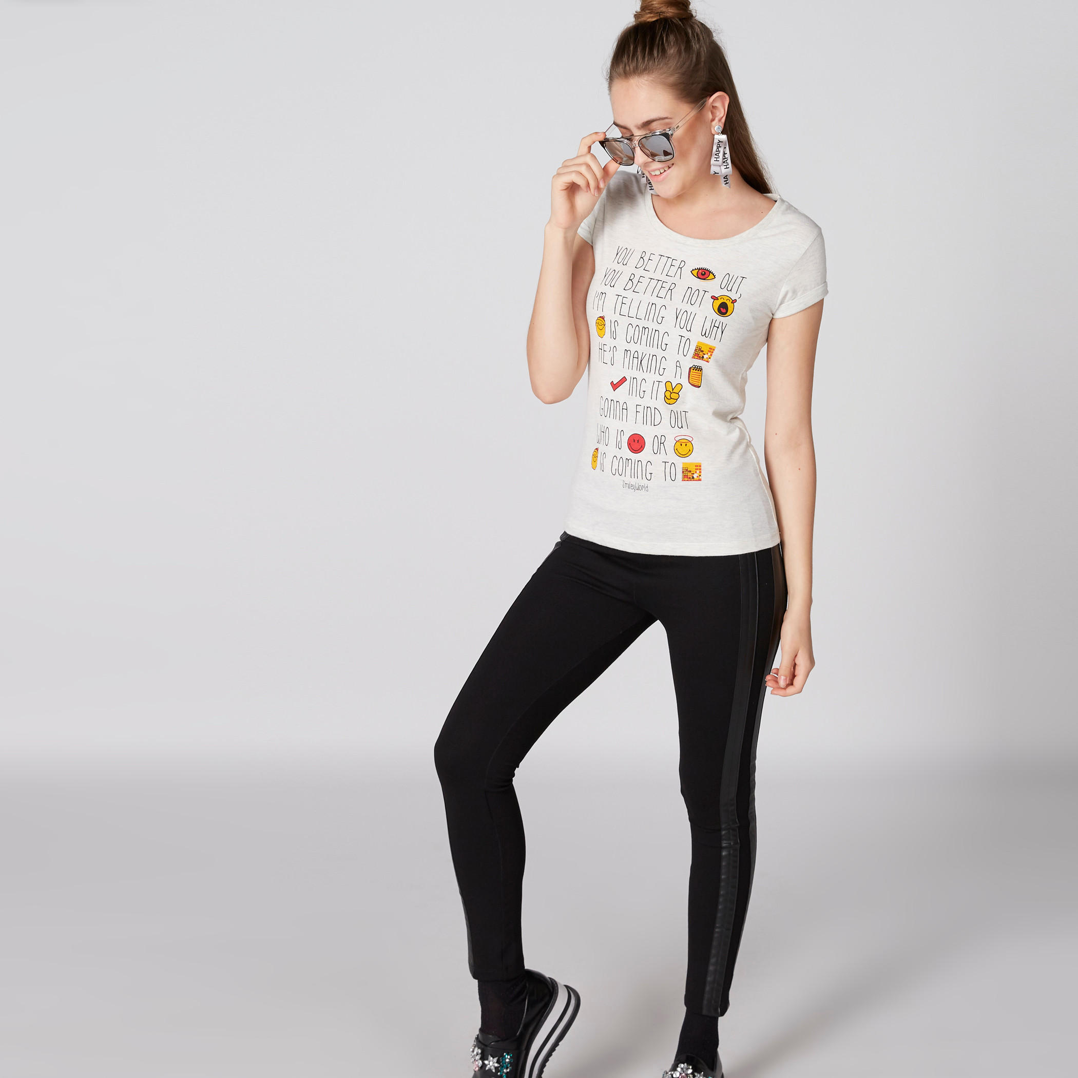 تيشيرت بياقة مستديرة وأكمام كاب وطبعات سمايلي وورلد-women-clothing-tshirts-image-3