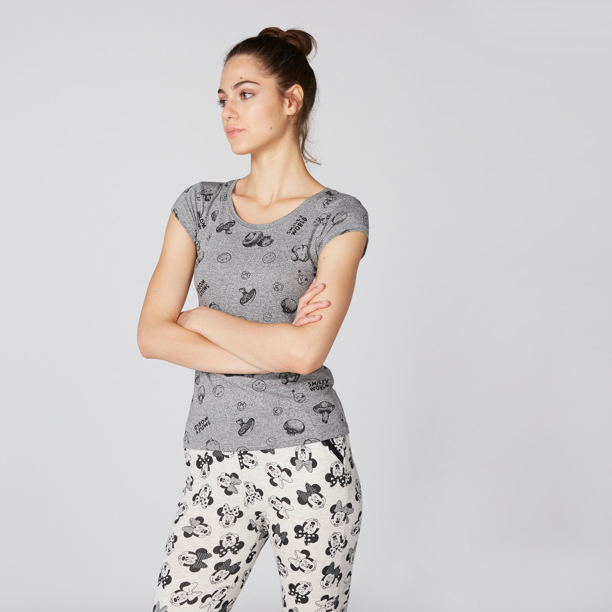 تيشيرت بياقة مستديرة وأكمام كاب وطبعات سمايلي وورلد-women-clothing-tshirts-image-2