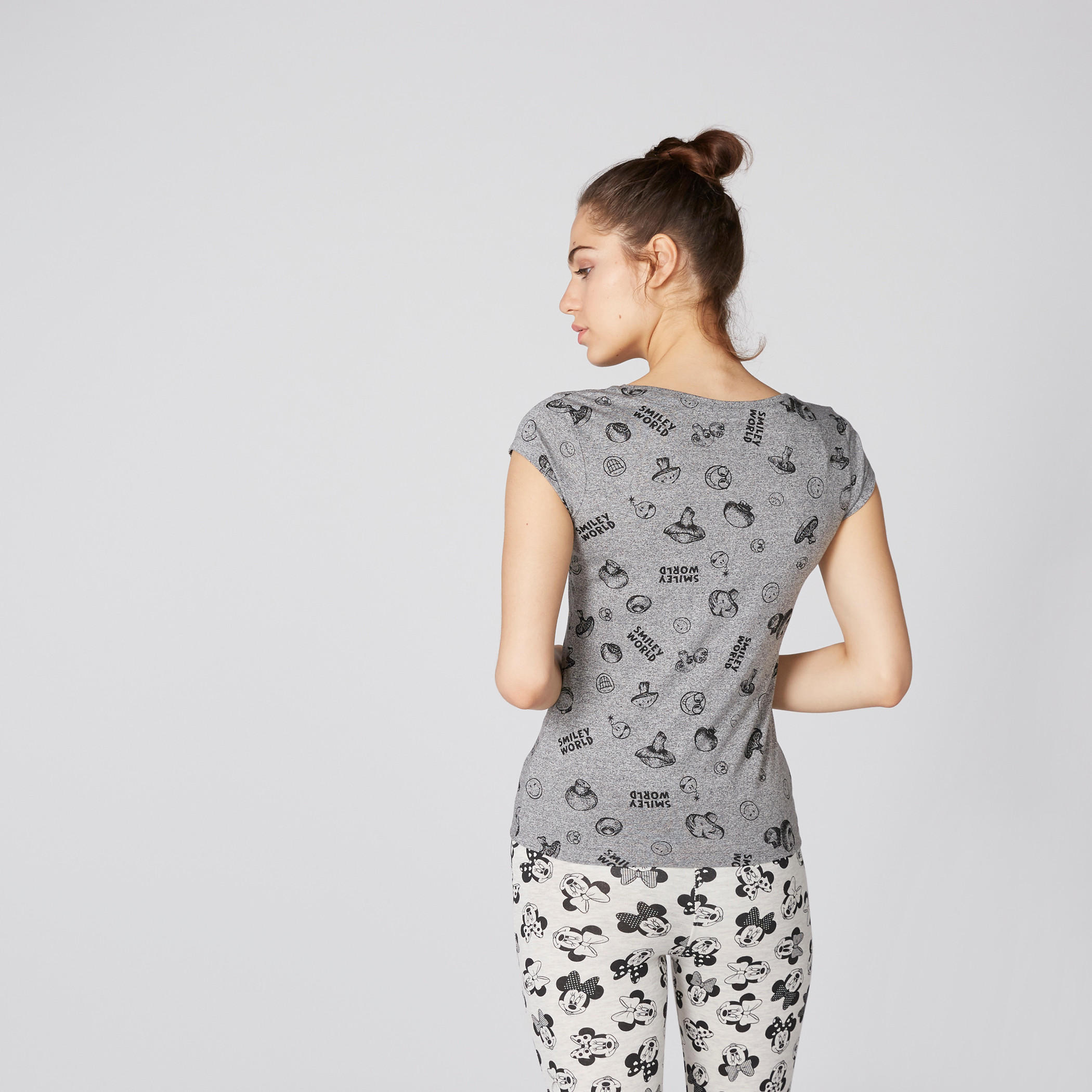 تيشيرت بياقة مستديرة وأكمام كاب وطبعات سمايلي وورلد-women-clothing-tshirts-image-3