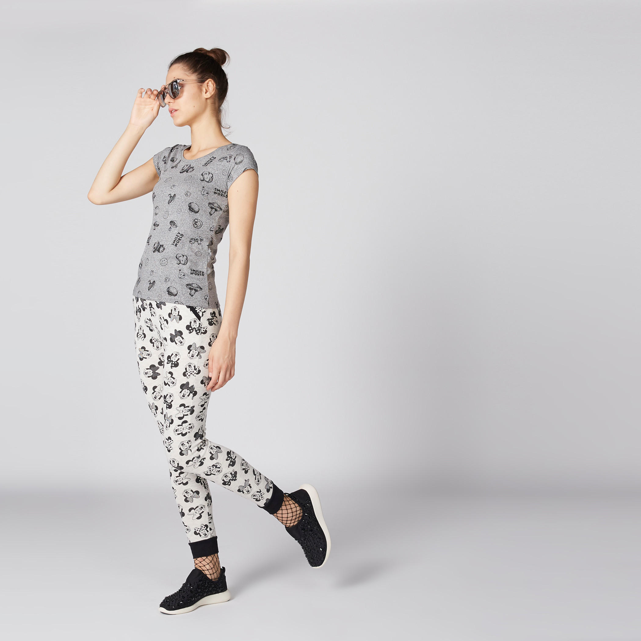 تيشيرت بياقة مستديرة وأكمام كاب وطبعات سمايلي وورلد-women-clothing-tshirts-image-4