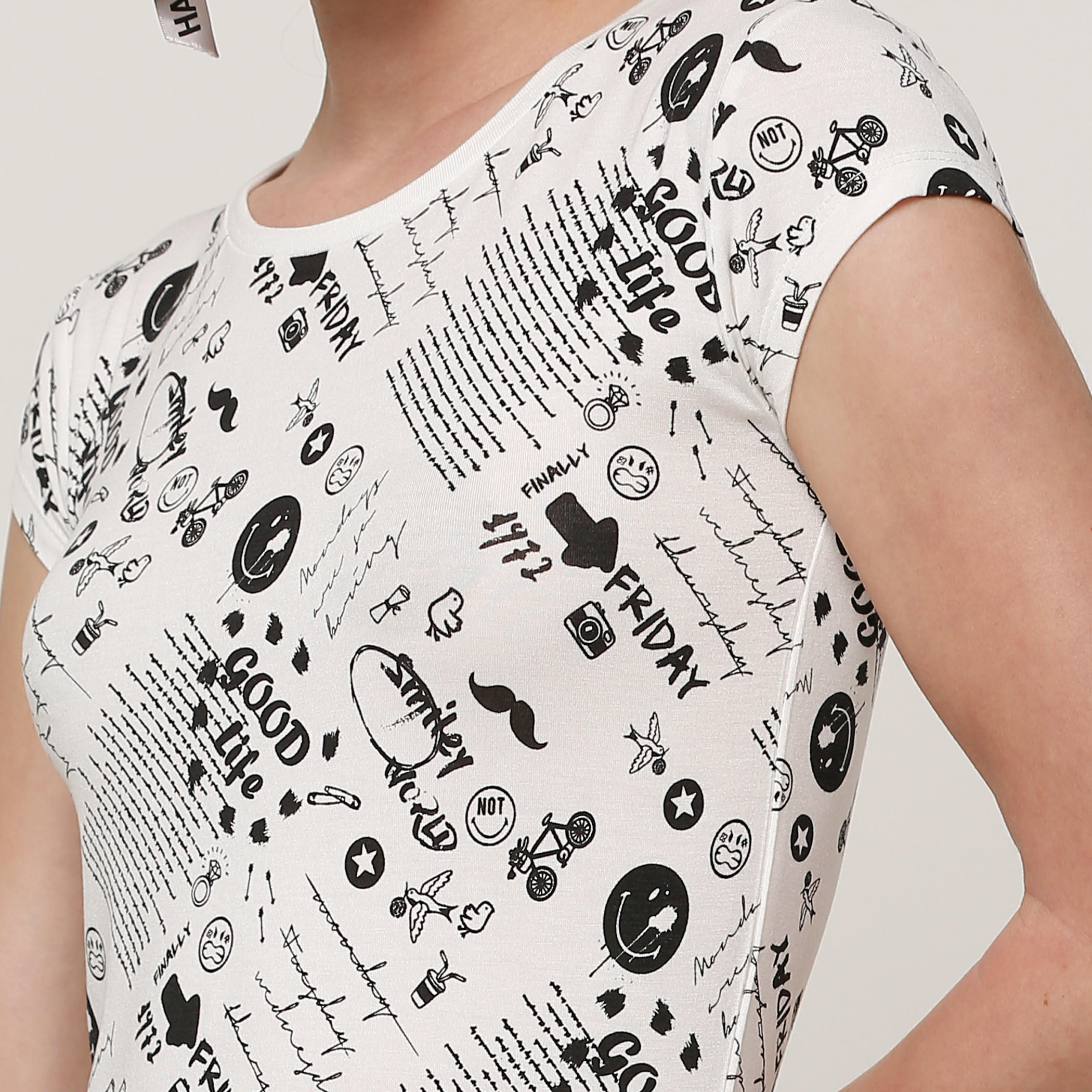 فستان بياقة مستديرة وأكمام كاب وطبعات سمايلي وورلد-women-clothing-dresses-image-4
