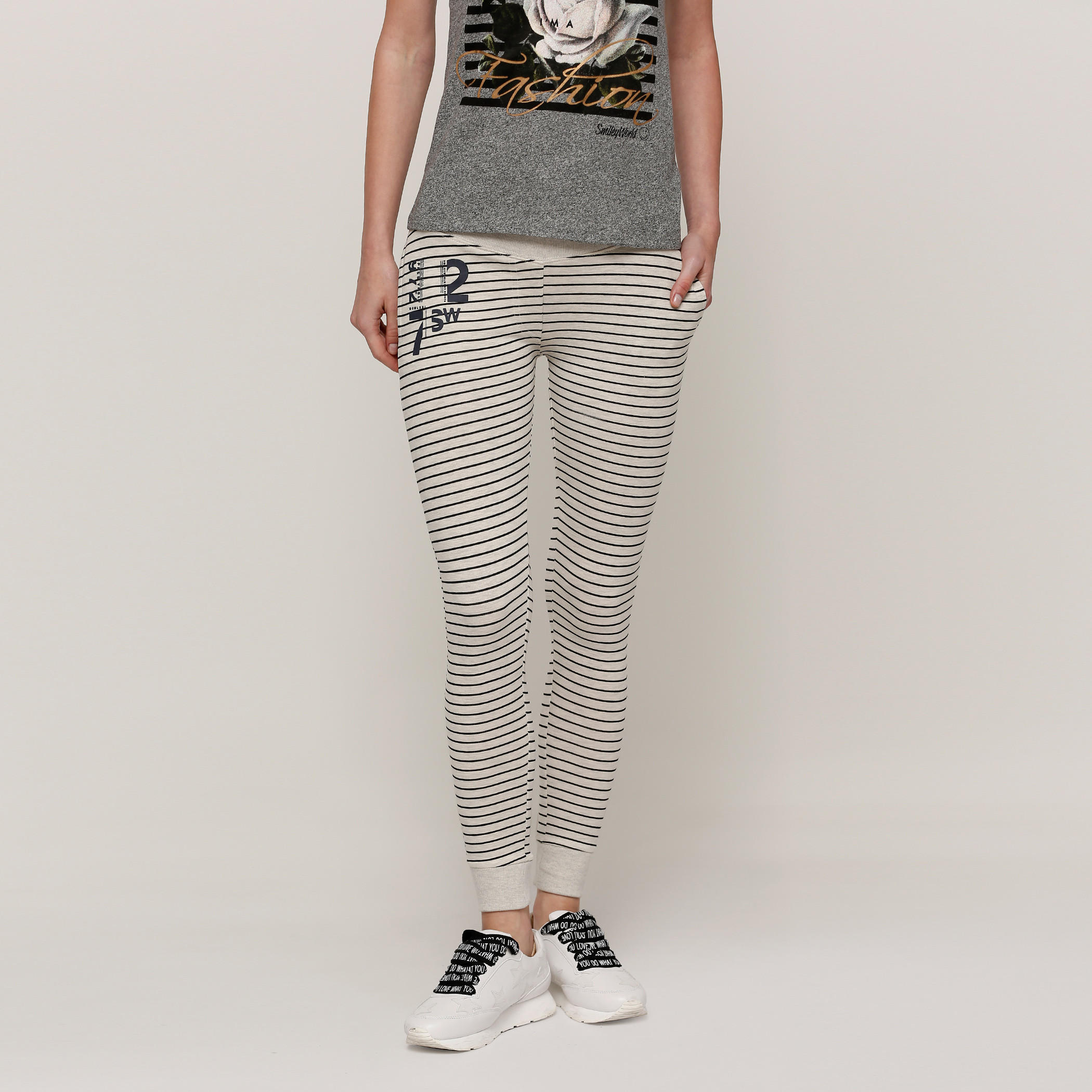 بنطال رياضي طويل بجيوب وطبعات سمايلي وورلد-women-clothing-bottoms-joggers-image-1
