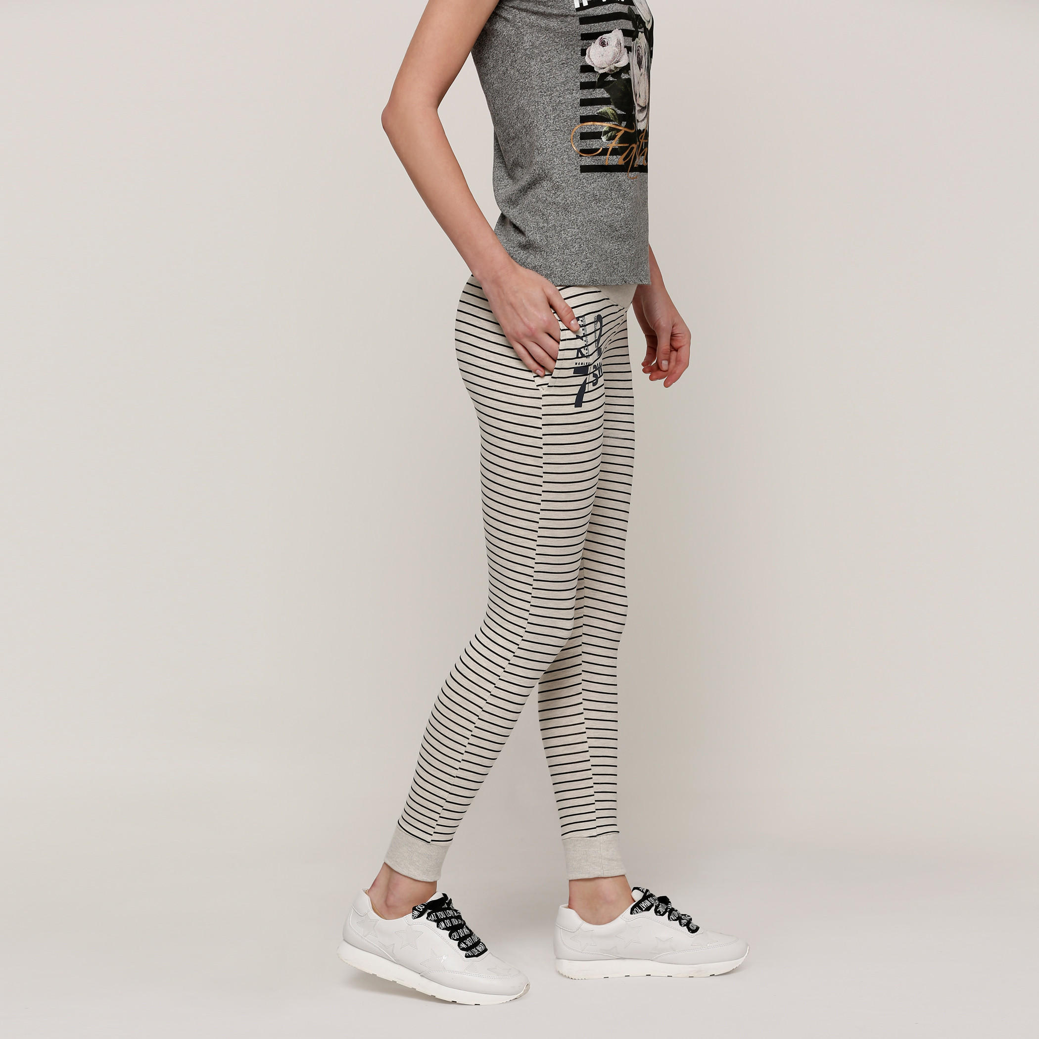 بنطال رياضي طويل بجيوب وطبعات سمايلي وورلد-women-clothing-bottoms-joggers-image-3