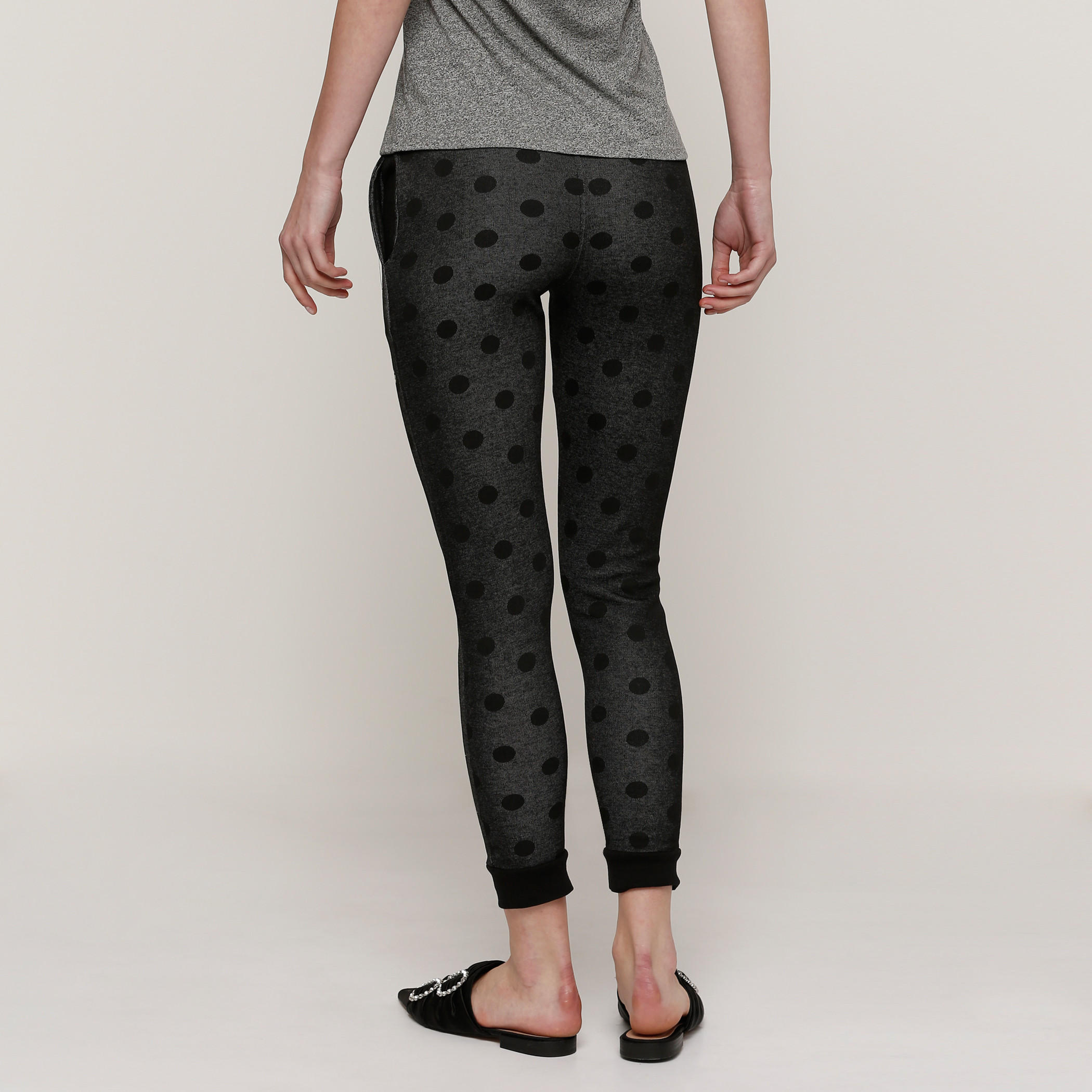 بنطال رياضي طويل بجيوب وطبعات سمايلي وورلد-women-clothing-bottoms-joggers-image-2