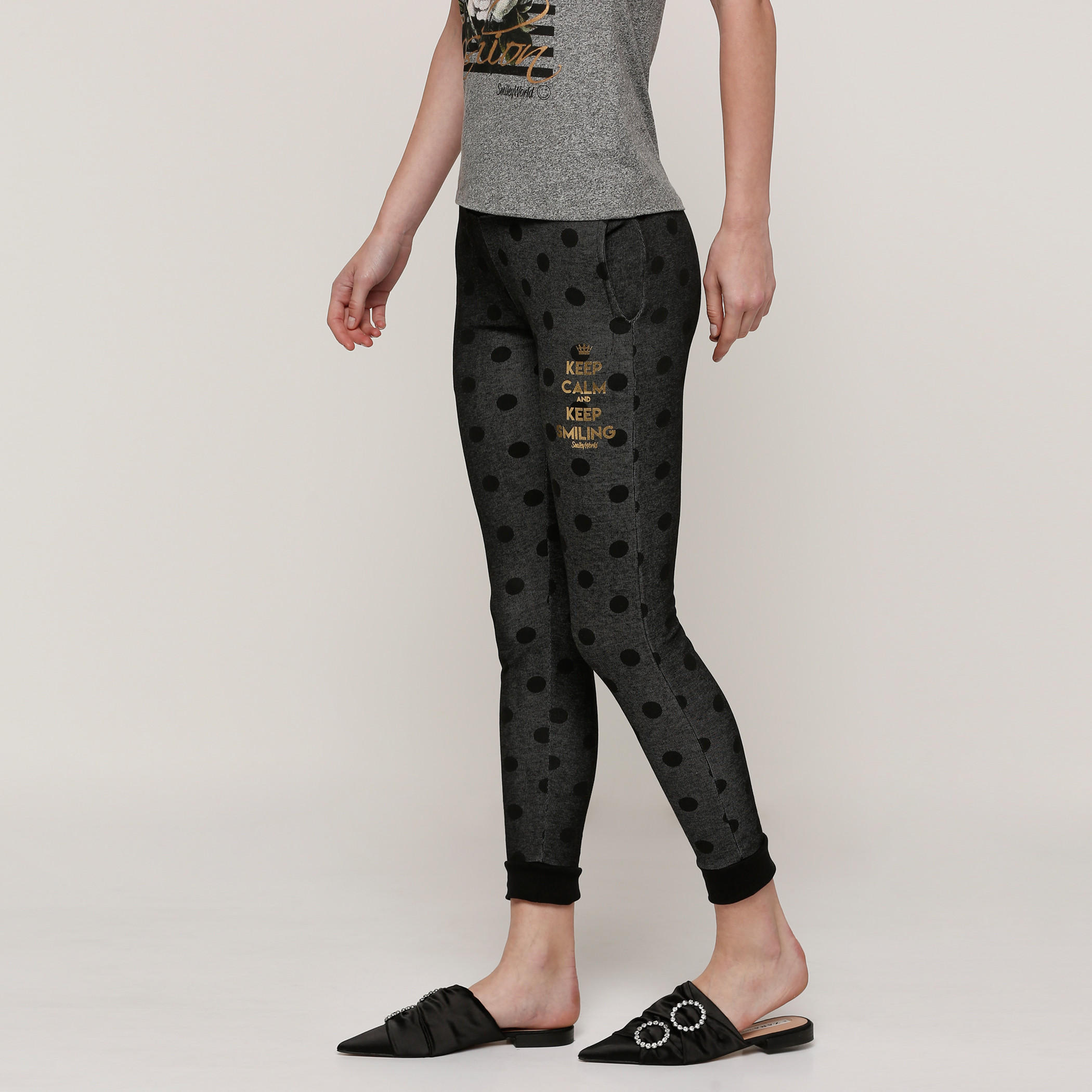 بنطال رياضي طويل بجيوب وطبعات سمايلي وورلد-women-clothing-bottoms-joggers-image-3