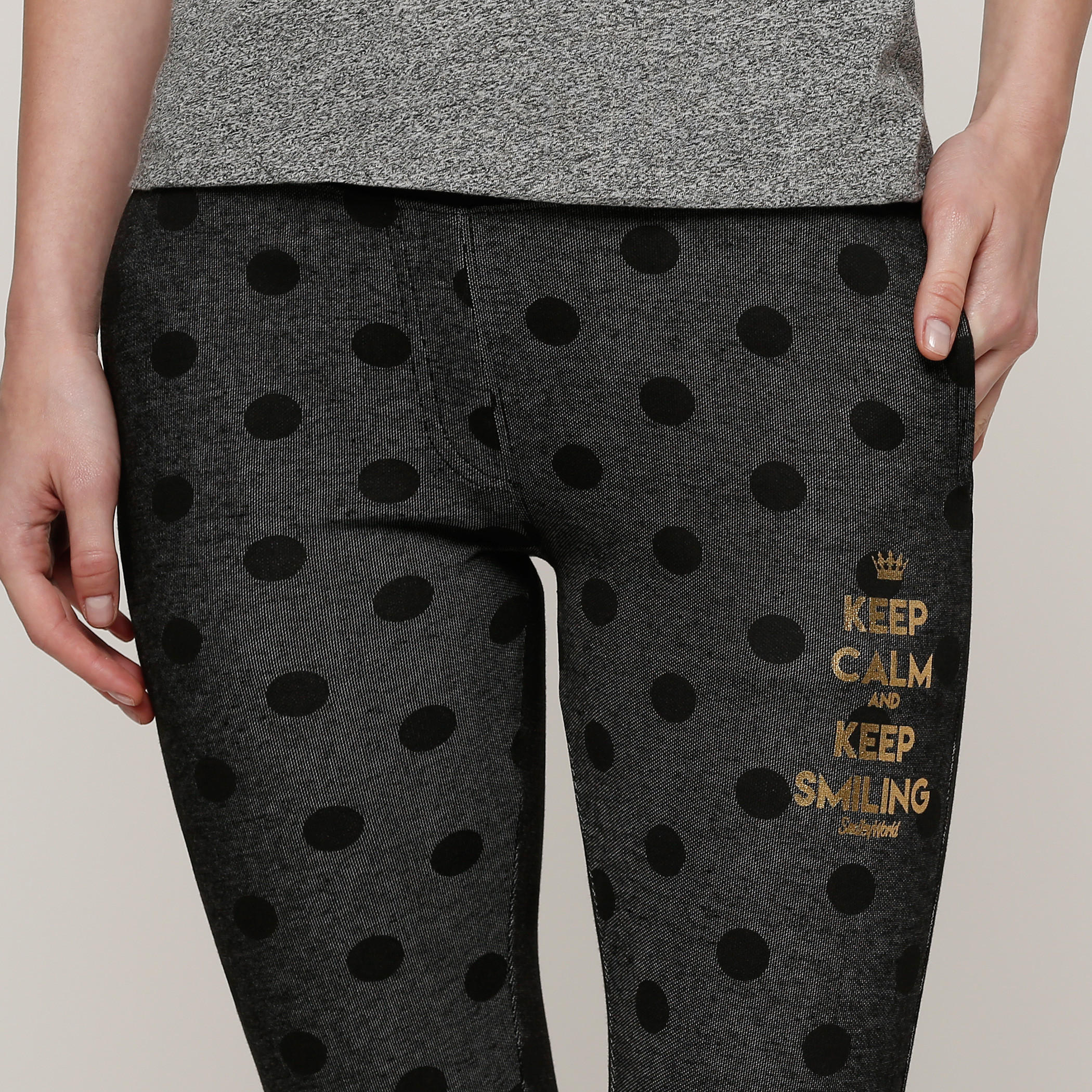 بنطال رياضي طويل بجيوب وطبعات سمايلي وورلد-women-clothing-bottoms-joggers-image-4