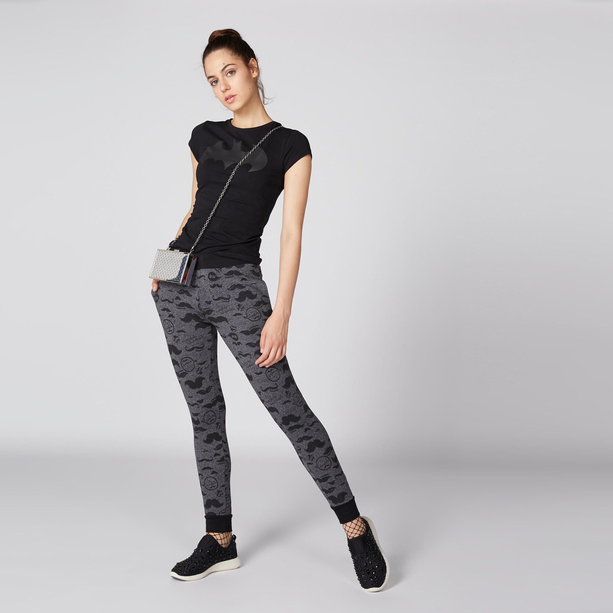 بنطال رياضي بخصر مطّاطي وطبعات سمايلي وورلد-women-clothing-bottoms-joggers-image-1