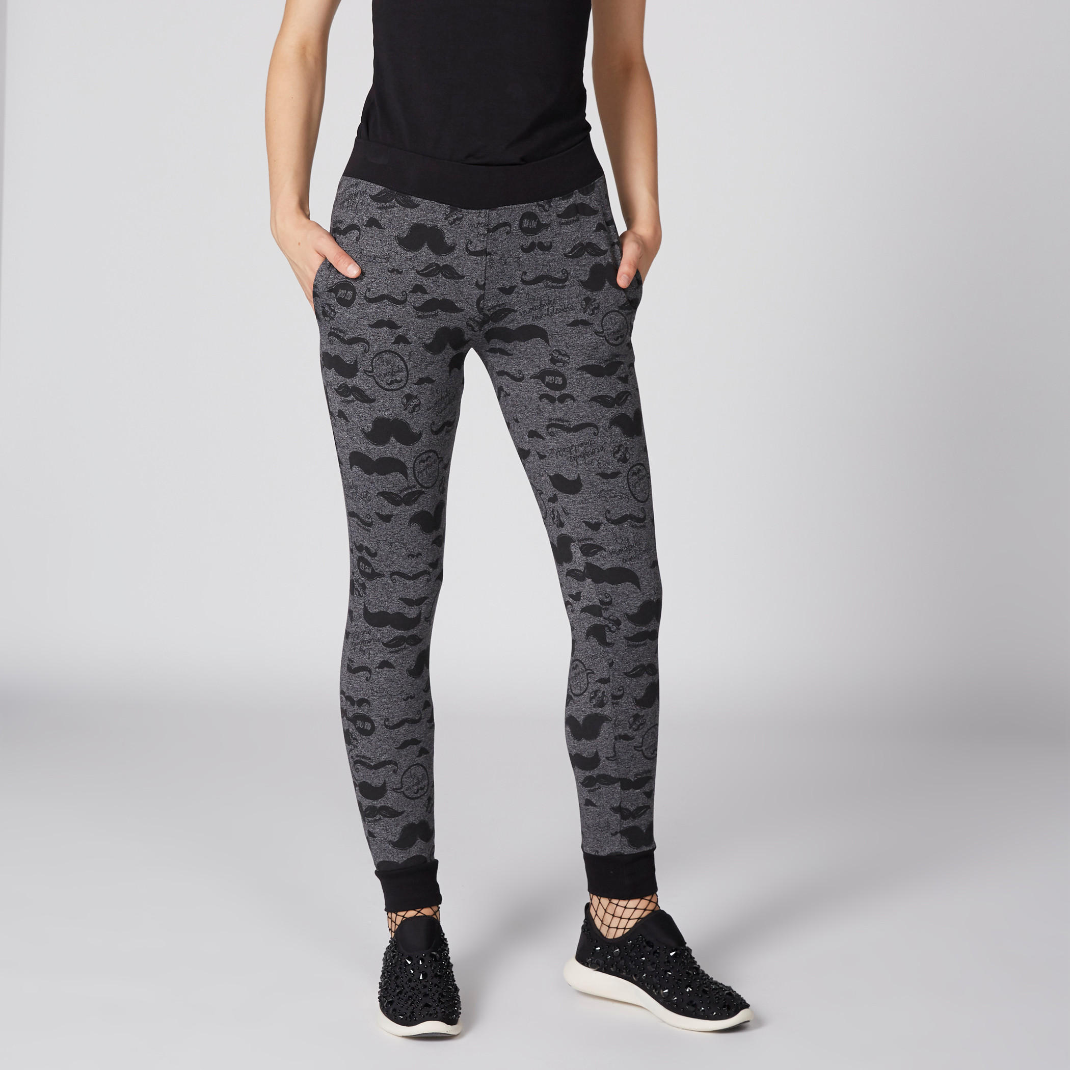 بنطال رياضي بخصر مطّاطي وطبعات سمايلي وورلد-women-clothing-bottoms-joggers-image-2