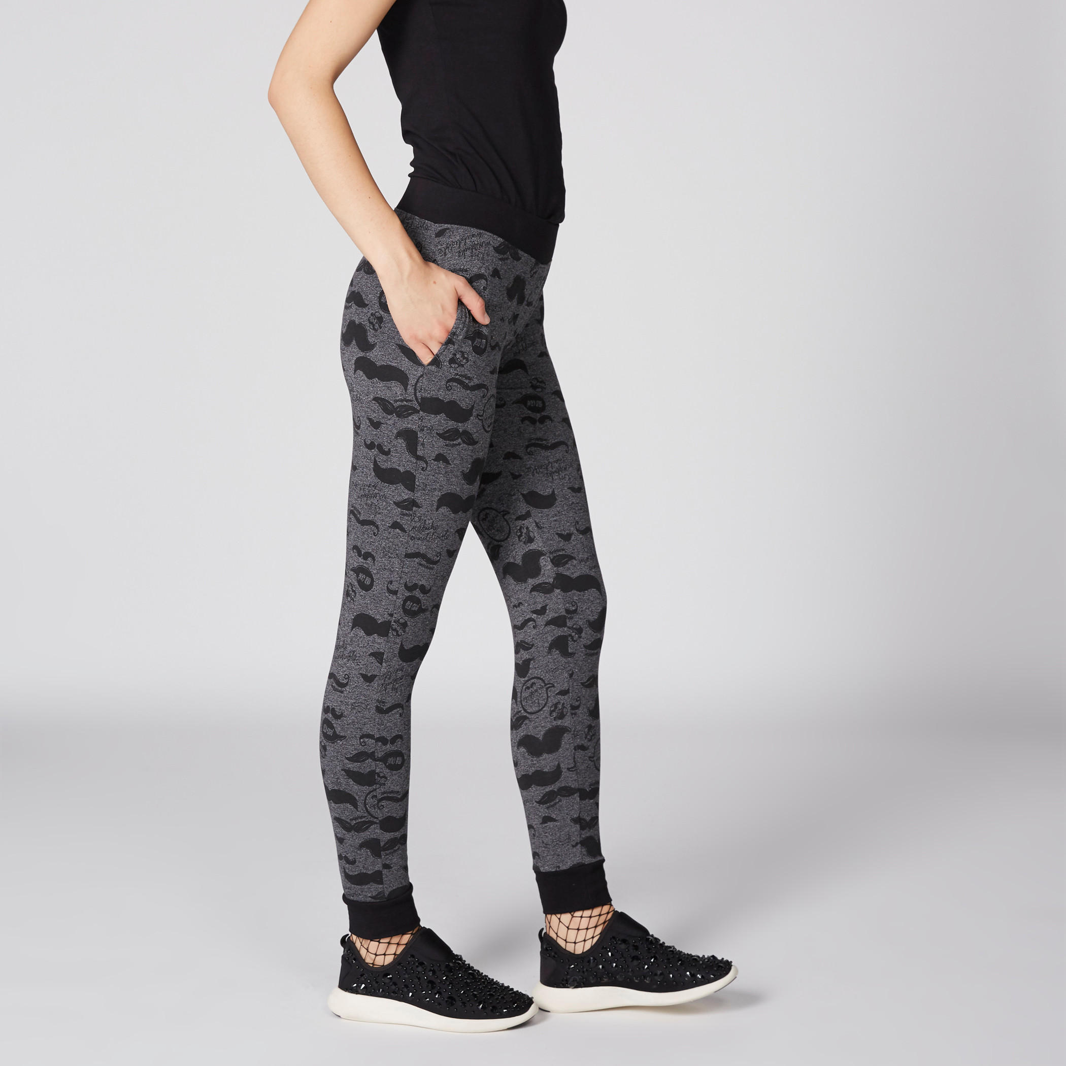 بنطال رياضي بخصر مطّاطي وطبعات سمايلي وورلد-women-clothing-bottoms-joggers-image-3