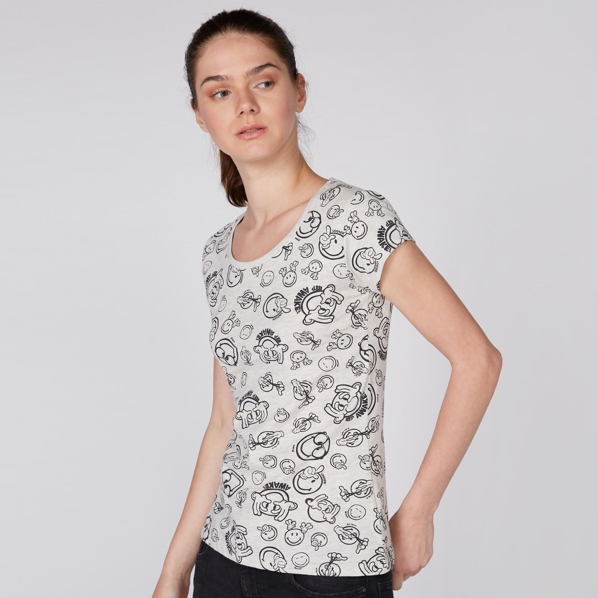 تيشيرت بياقة مستديرة وأكمام كاب وطبعات سمايلي وورلد-women-clothing-tshirts-image-1