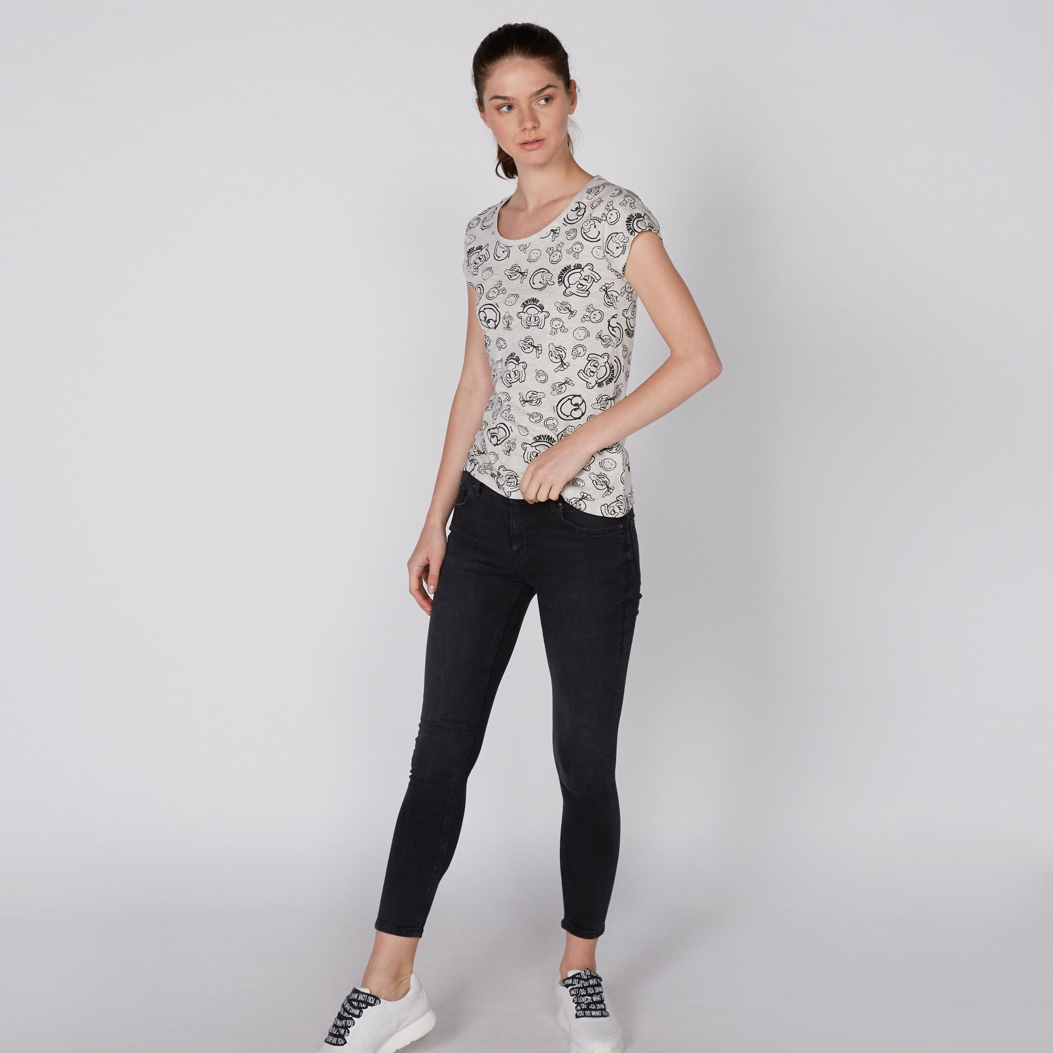 تيشيرت بياقة مستديرة وأكمام كاب وطبعات سمايلي وورلد-women-clothing-tshirts-image-2