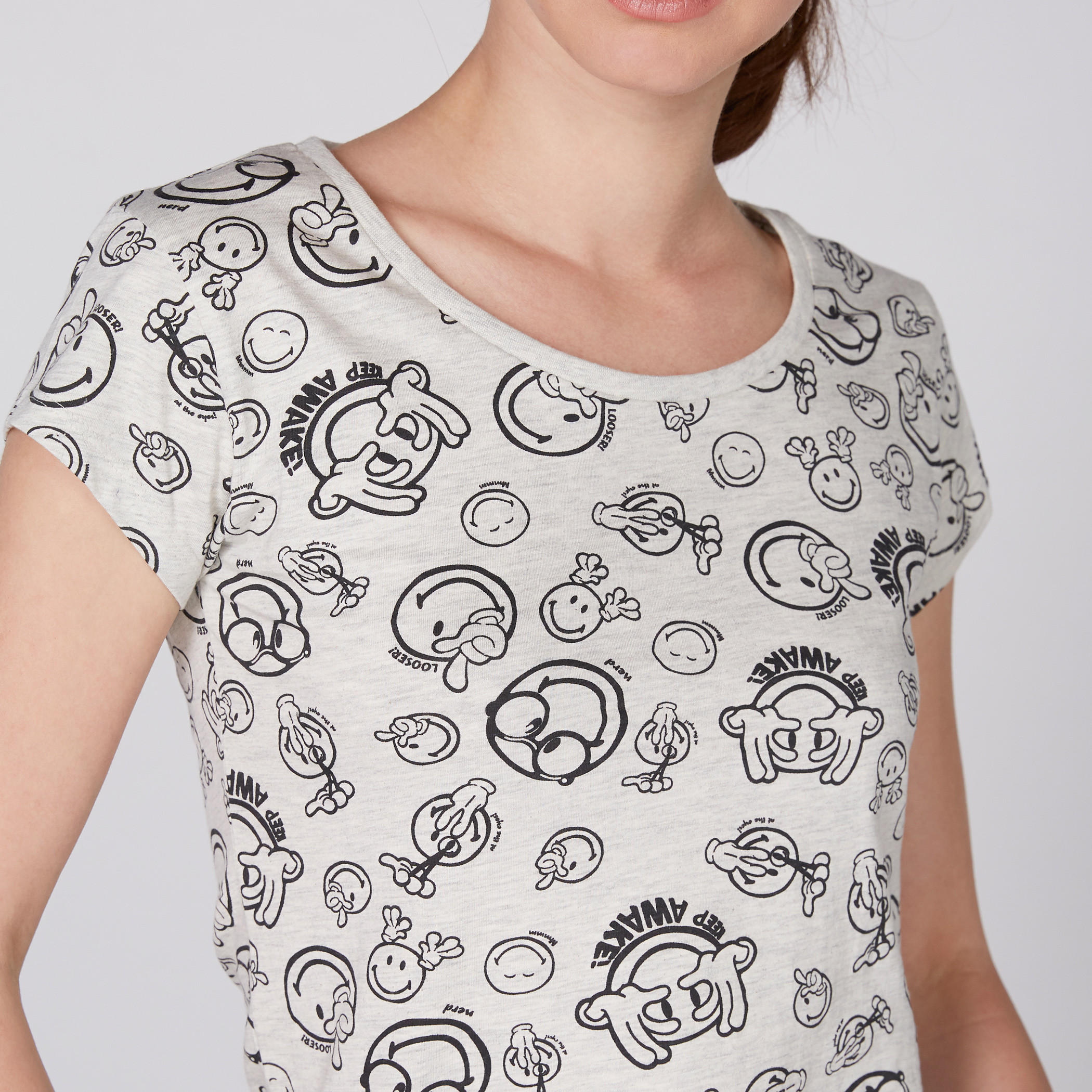 تيشيرت بياقة مستديرة وأكمام كاب وطبعات سمايلي وورلد-women-clothing-tshirts-image-3