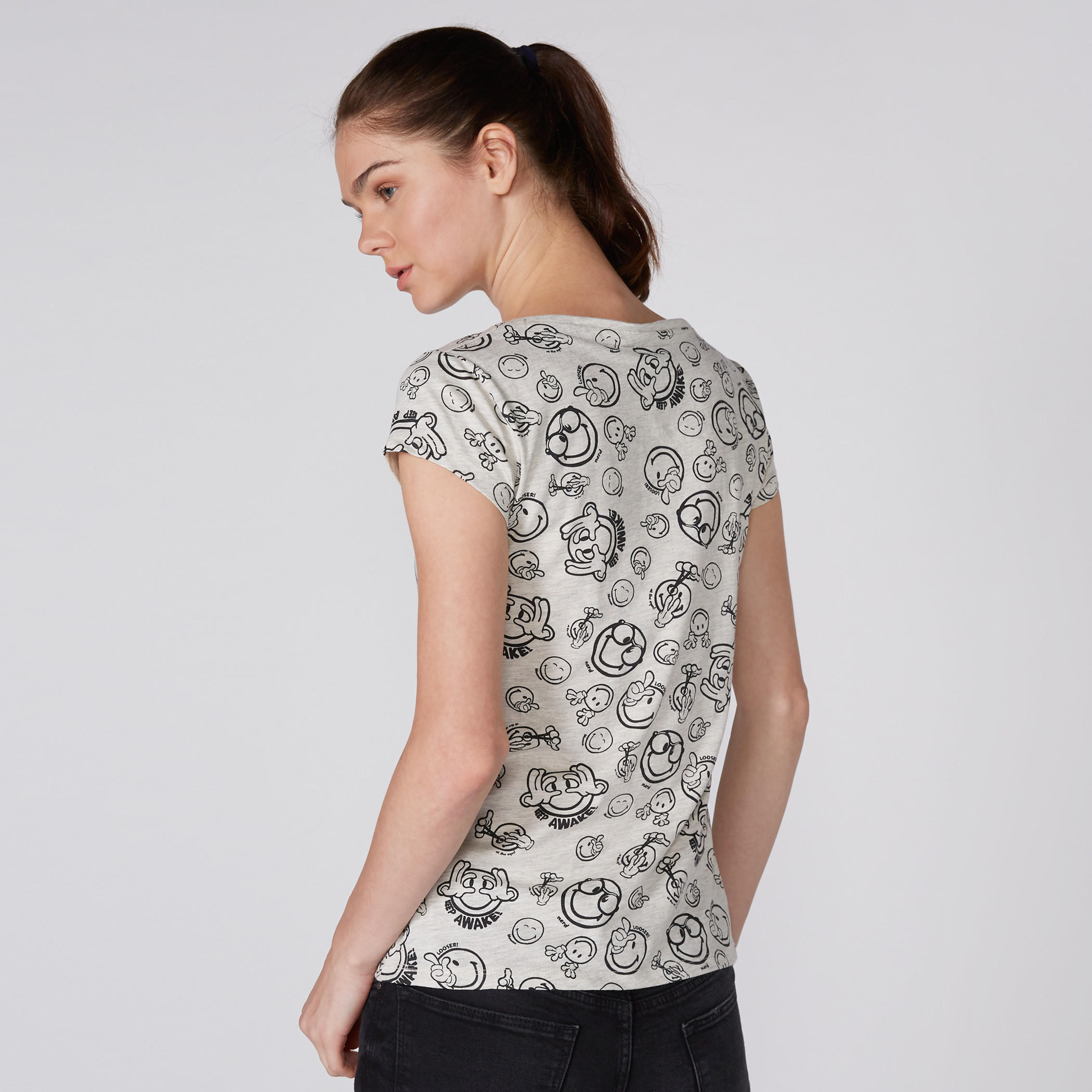 تيشيرت بياقة مستديرة وأكمام كاب وطبعات سمايلي وورلد-women-clothing-tshirts-image-4