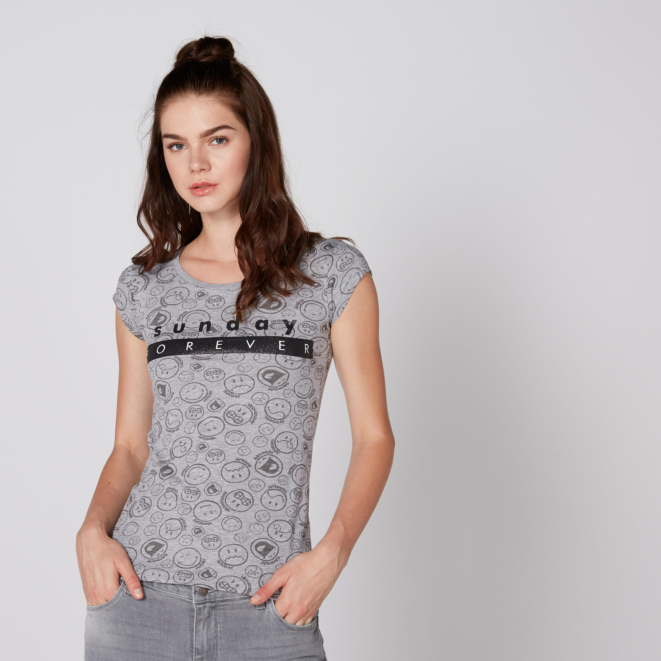 تيشيرت بياقة مستديرة وأكمام كاب وطبعات سمايلي وورلد-women-clothing-tshirts-image-3