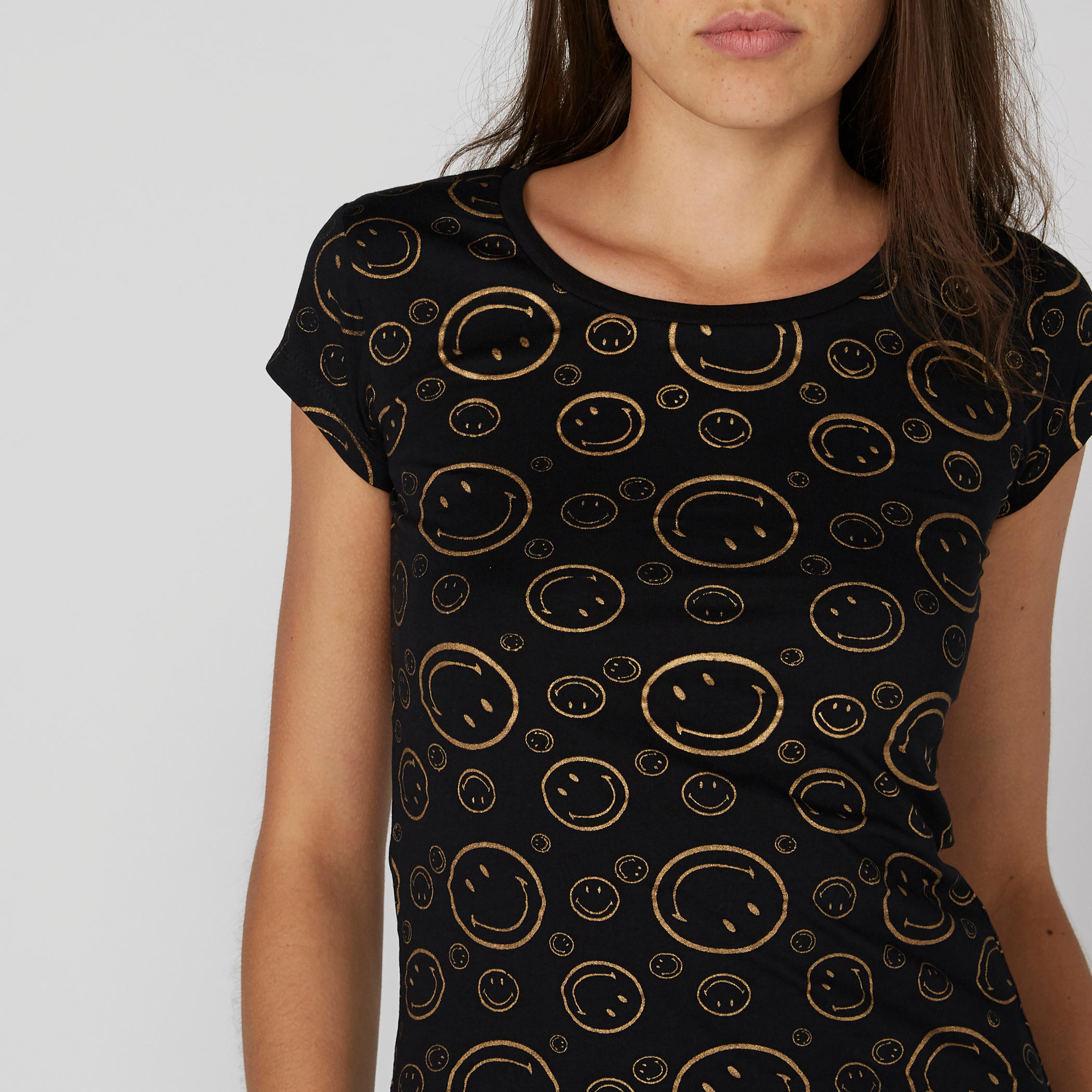 تيشيرت بياقة مستديرة وأكمام كاب وطبعات سمايلي وورلد-women-clothing-tshirts-image-2