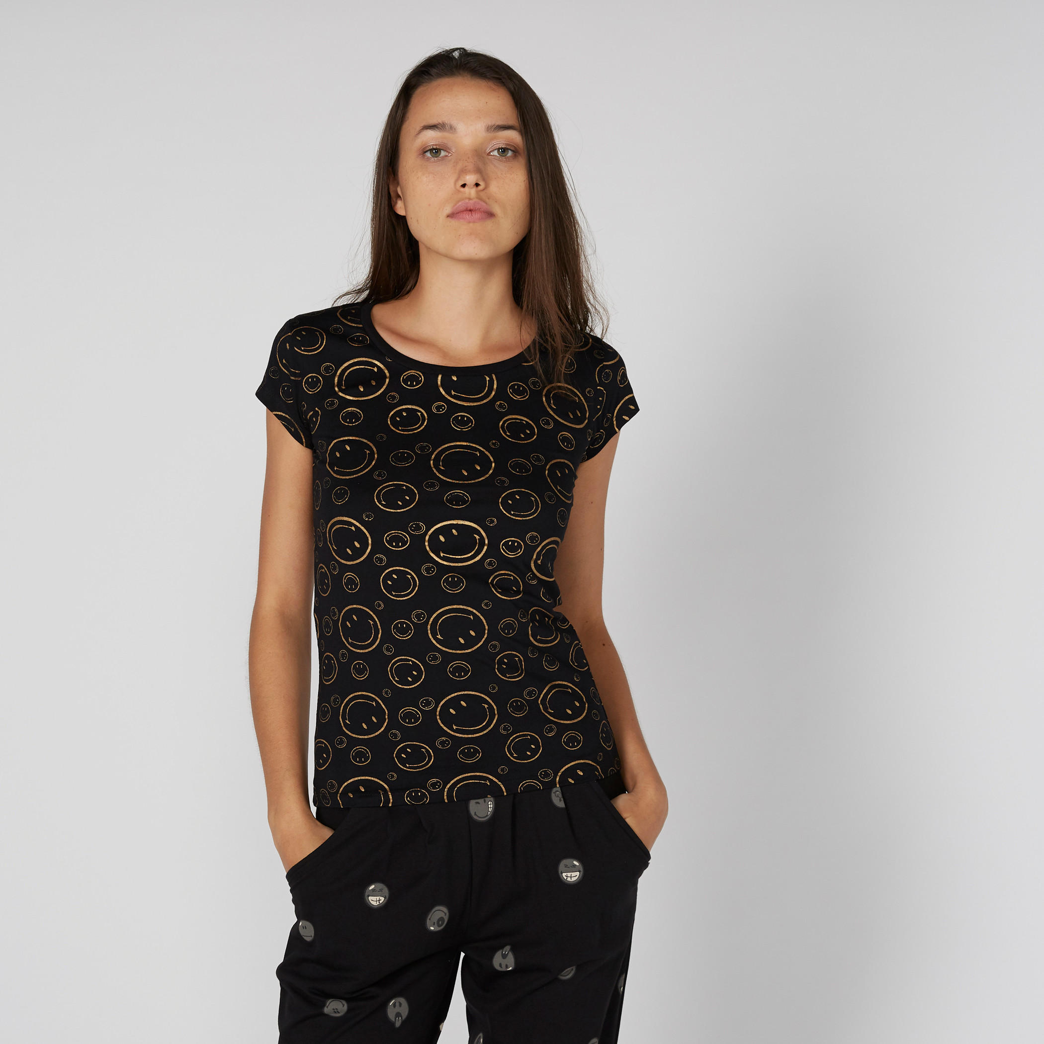 تيشيرت بياقة مستديرة وأكمام كاب وطبعات سمايلي وورلد-women-clothing-tshirts-image-3