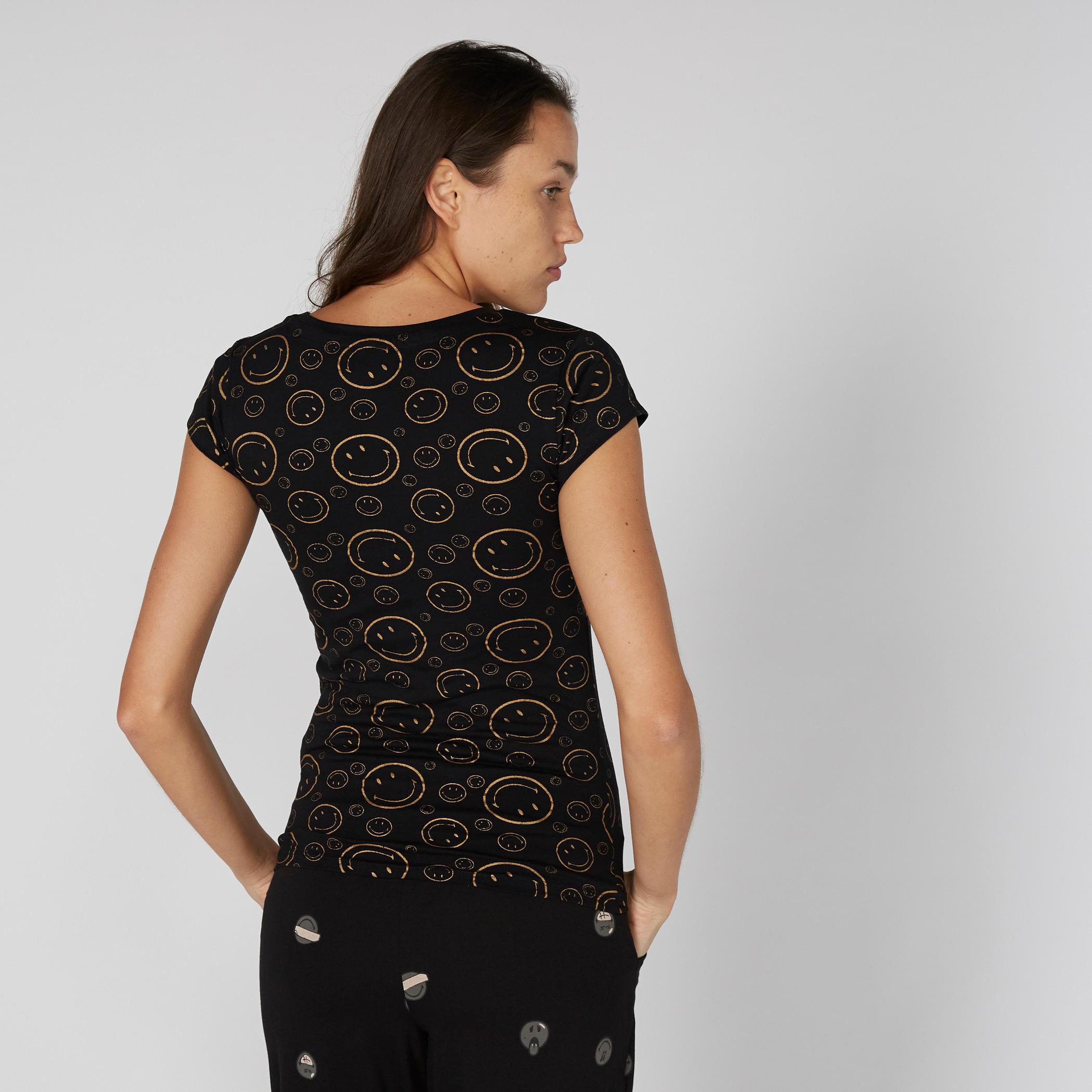 تيشيرت بياقة مستديرة وأكمام كاب وطبعات سمايلي وورلد-women-clothing-tshirts-image-4