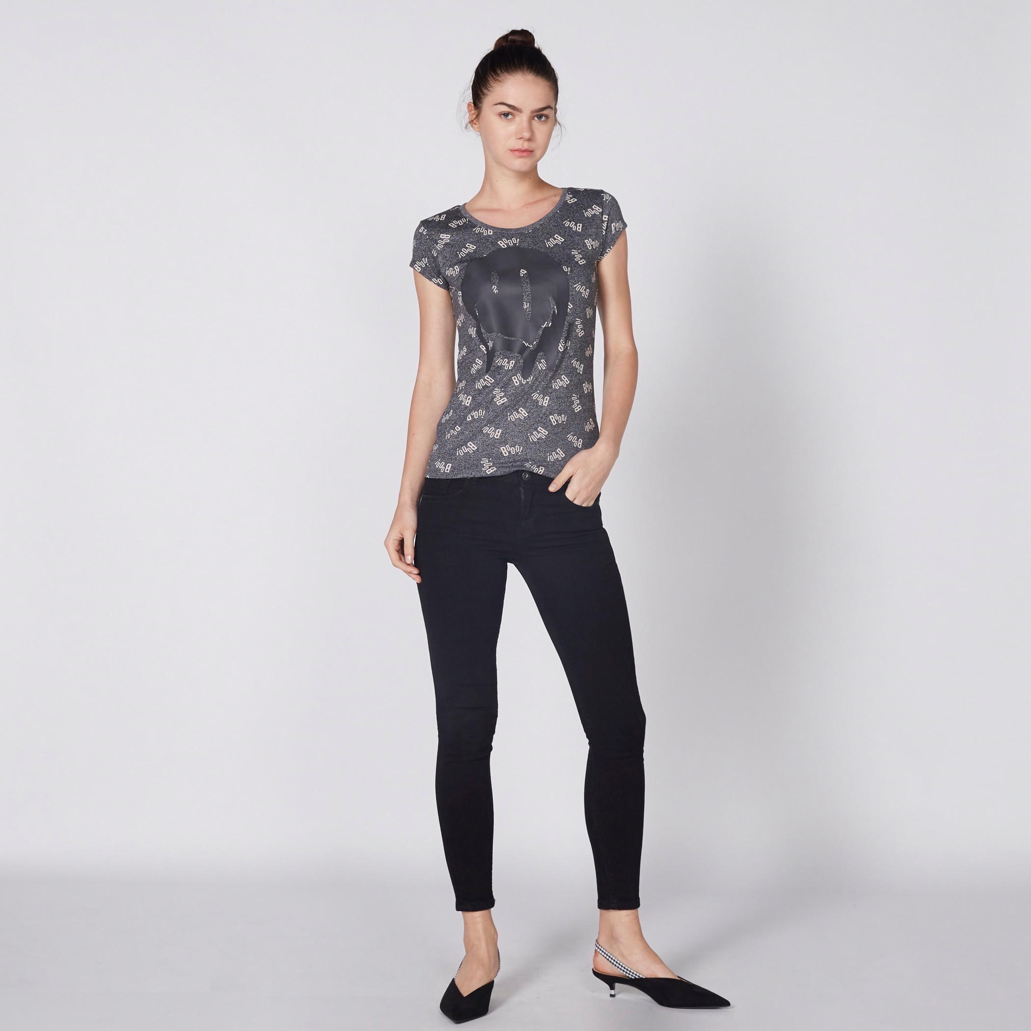 تيشيرت بياقة مستديرة وأكمام كاب وطبعات سمايلي وورلد-women-clothing-tshirts-image-2