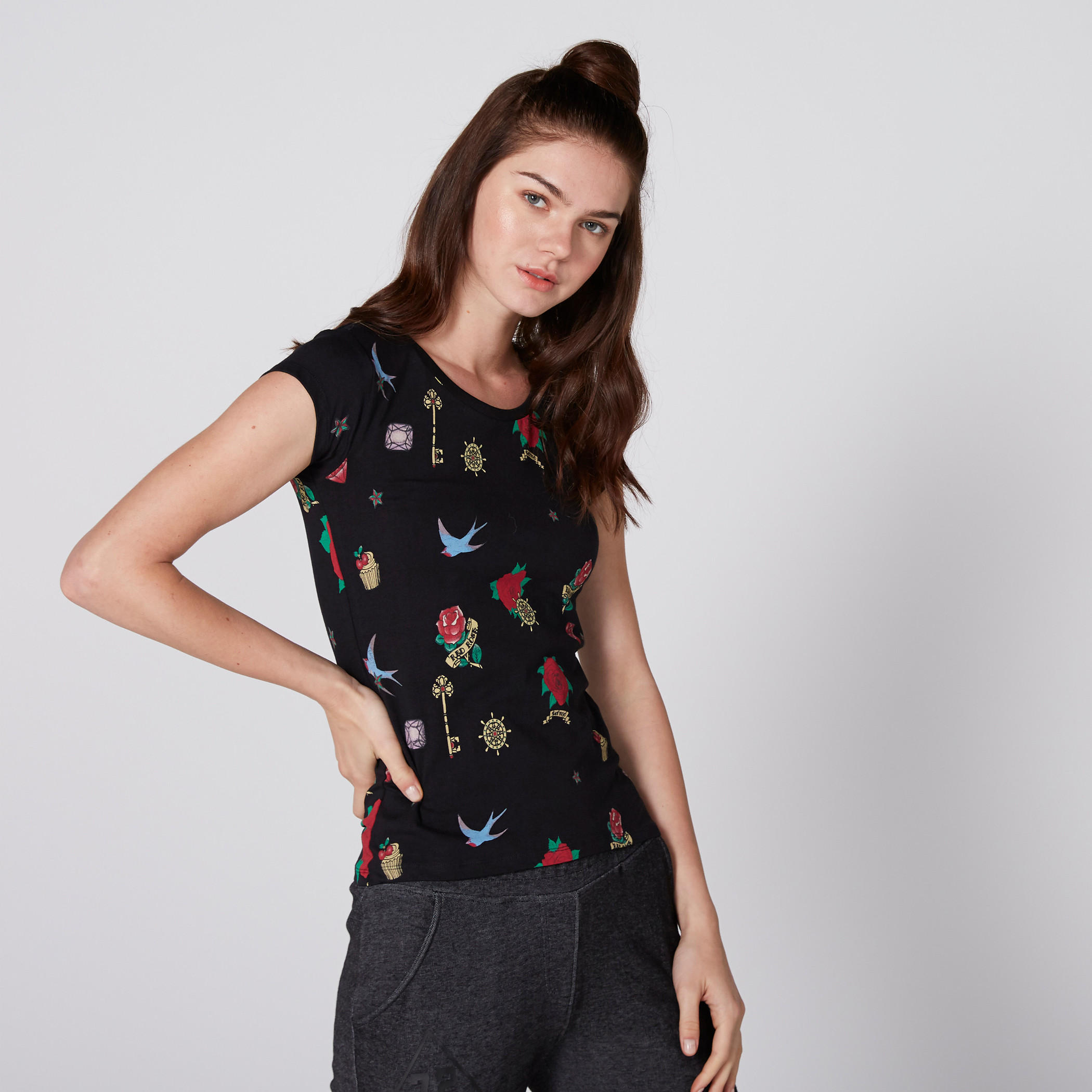 بلوزة بياقة مستديرة وأكمام كاب وطبعات سمايلي وورلد-women-clothing-tshirts-image-1