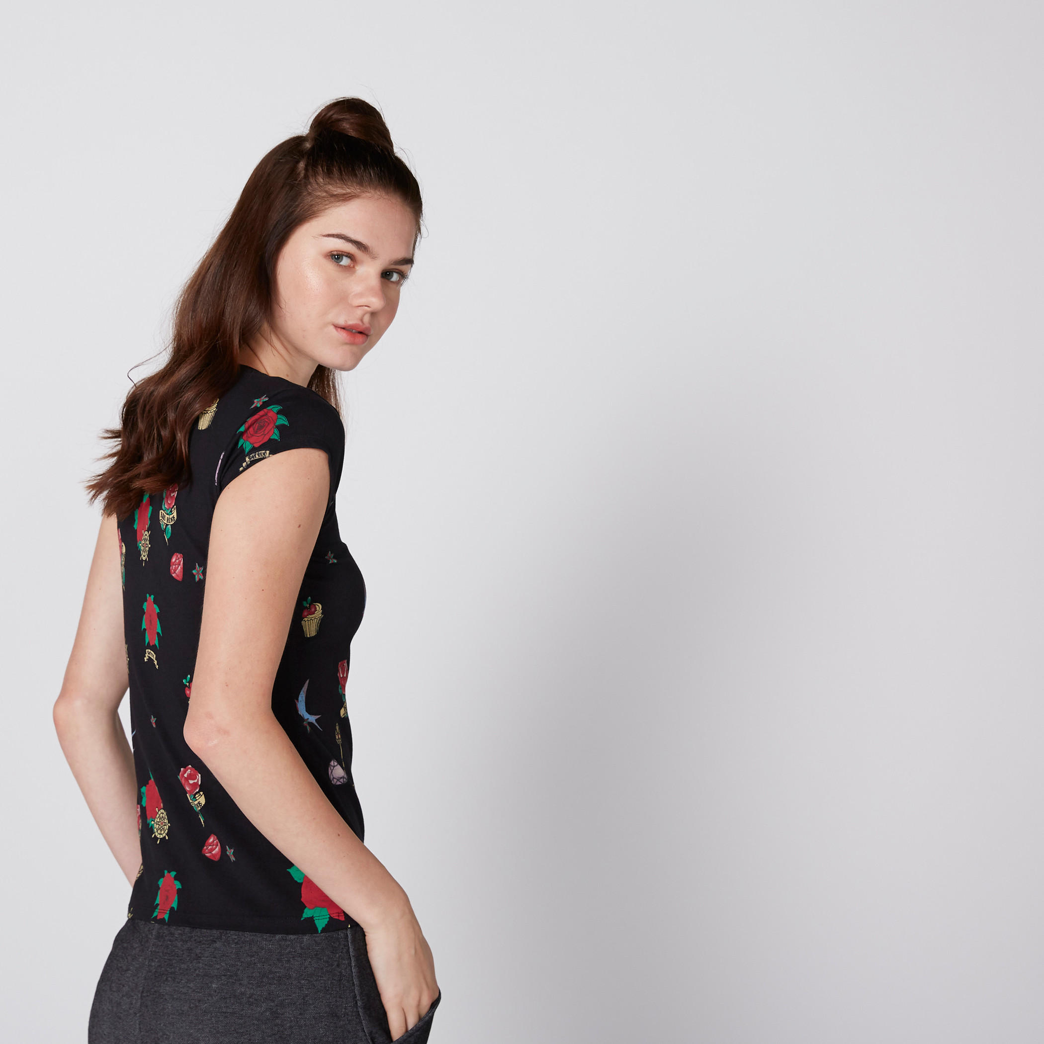 بلوزة بياقة مستديرة وأكمام كاب وطبعات سمايلي وورلد-women-clothing-tshirts-image-2
