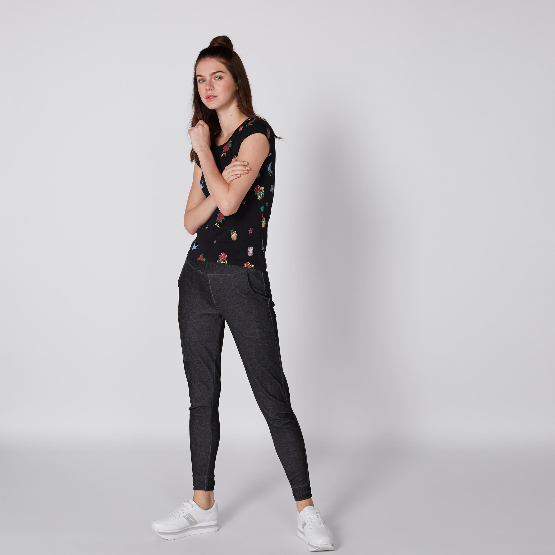 بلوزة بياقة مستديرة وأكمام كاب وطبعات سمايلي وورلد-women-clothing-tshirts-image-3