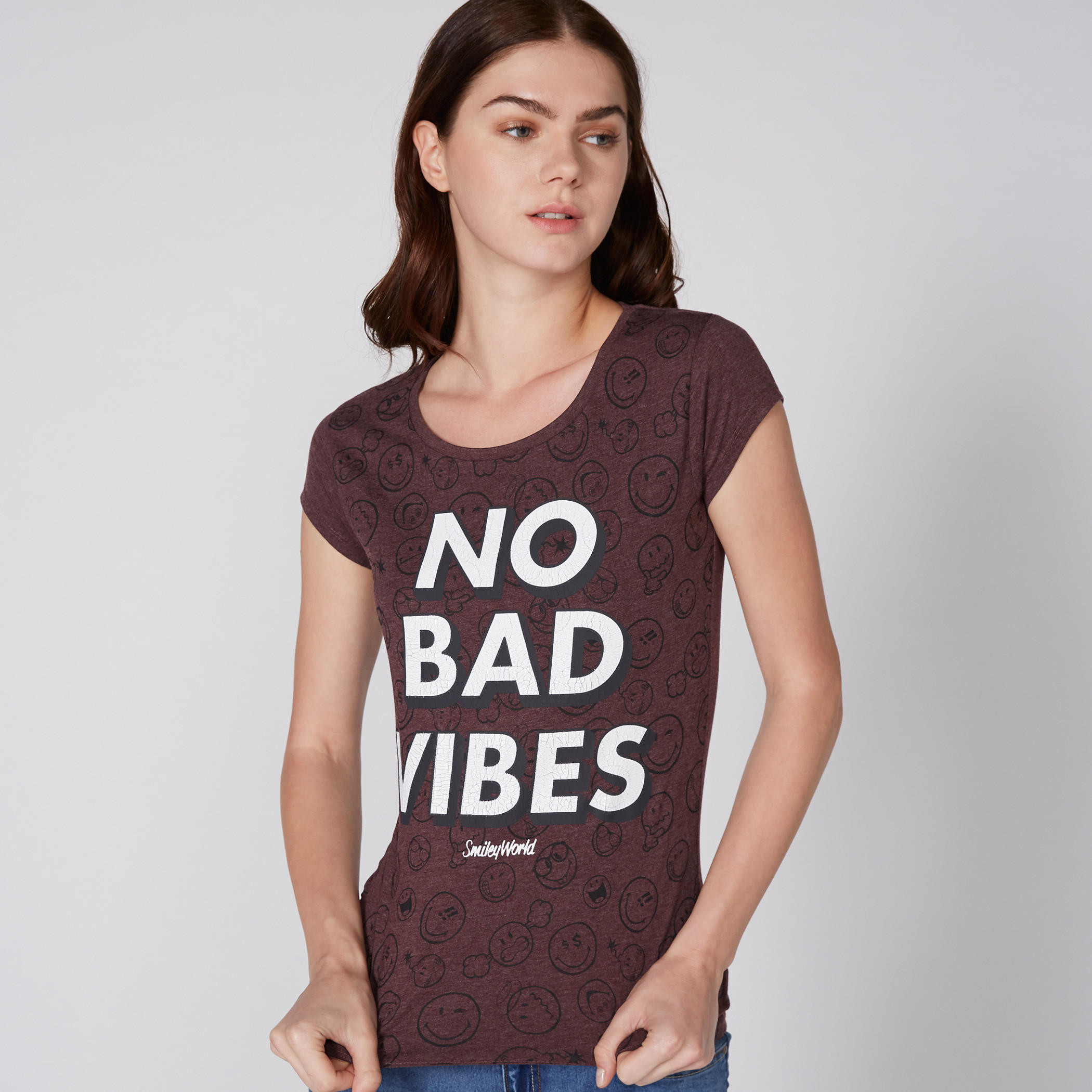 تيشيرت بياقة مستديرة وأكمام كاب وطبعات سمايلي وورلد-women-clothing-tshirts-image-1