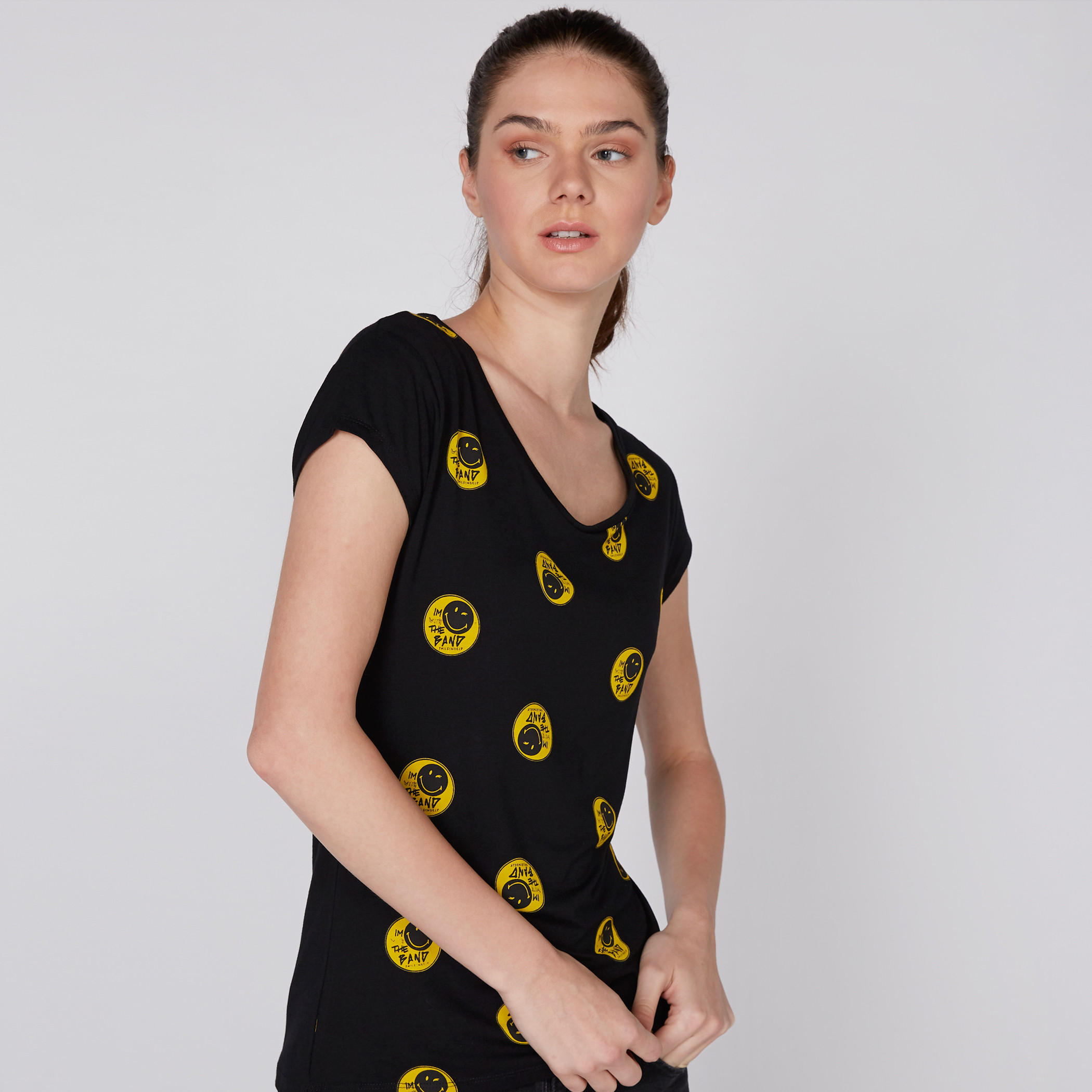 تيشيرت بأكمام كاب وطبعات سمايلي وورلد-women-clothing-tshirts-image-1