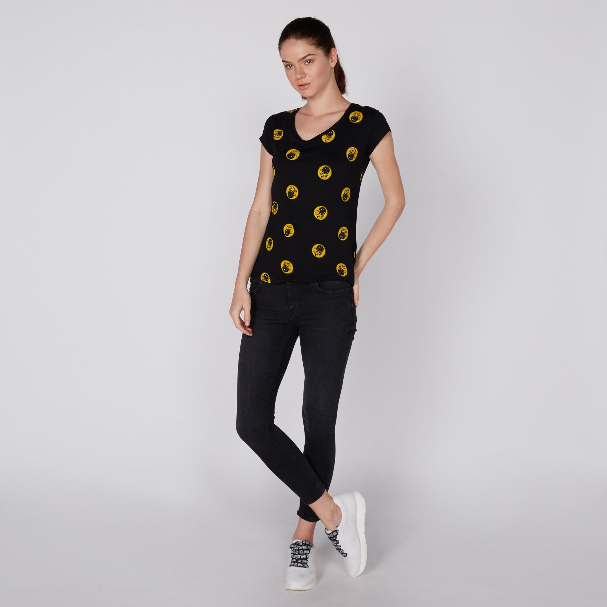 تيشيرت بأكمام كاب وطبعات سمايلي وورلد-women-clothing-tshirts-image-2