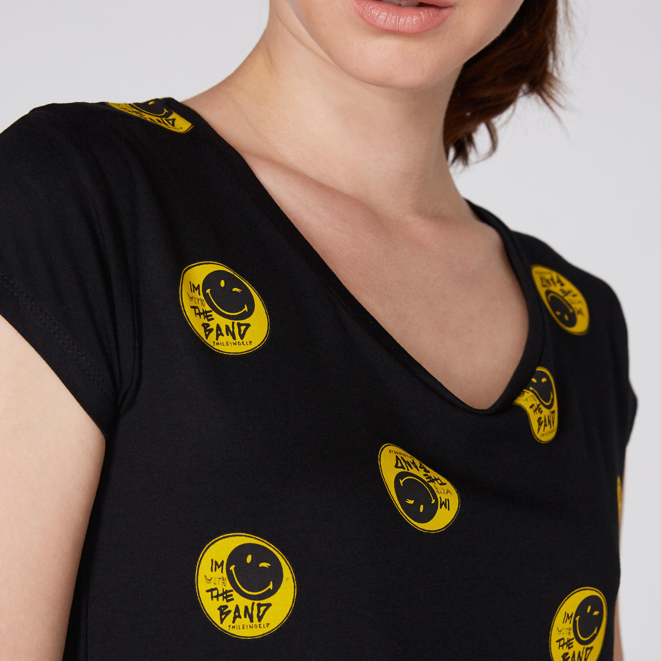 تيشيرت بأكمام كاب وطبعات سمايلي وورلد-women-clothing-tshirts-image-3