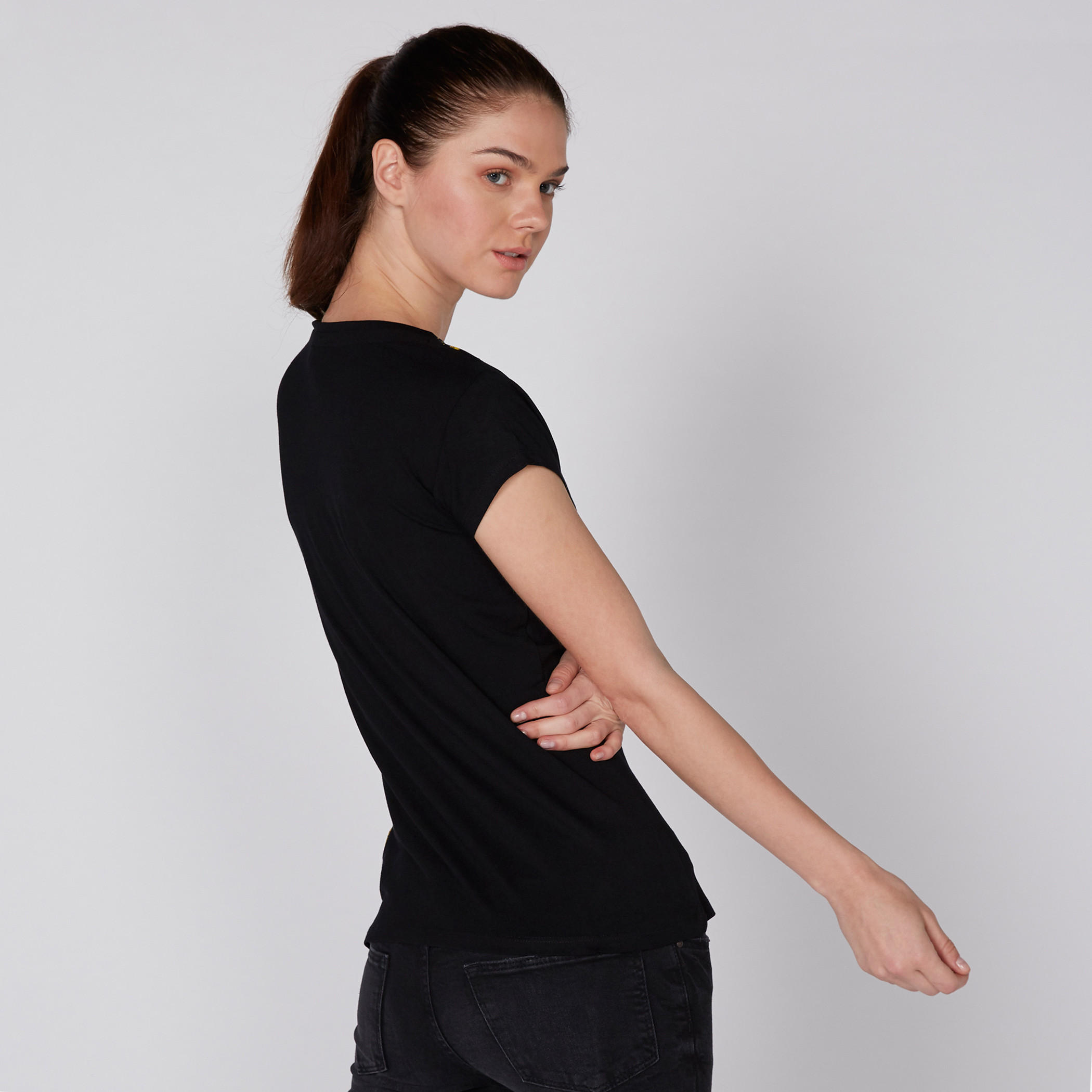 تيشيرت بأكمام كاب وطبعات سمايلي وورلد-women-clothing-tshirts-image-4