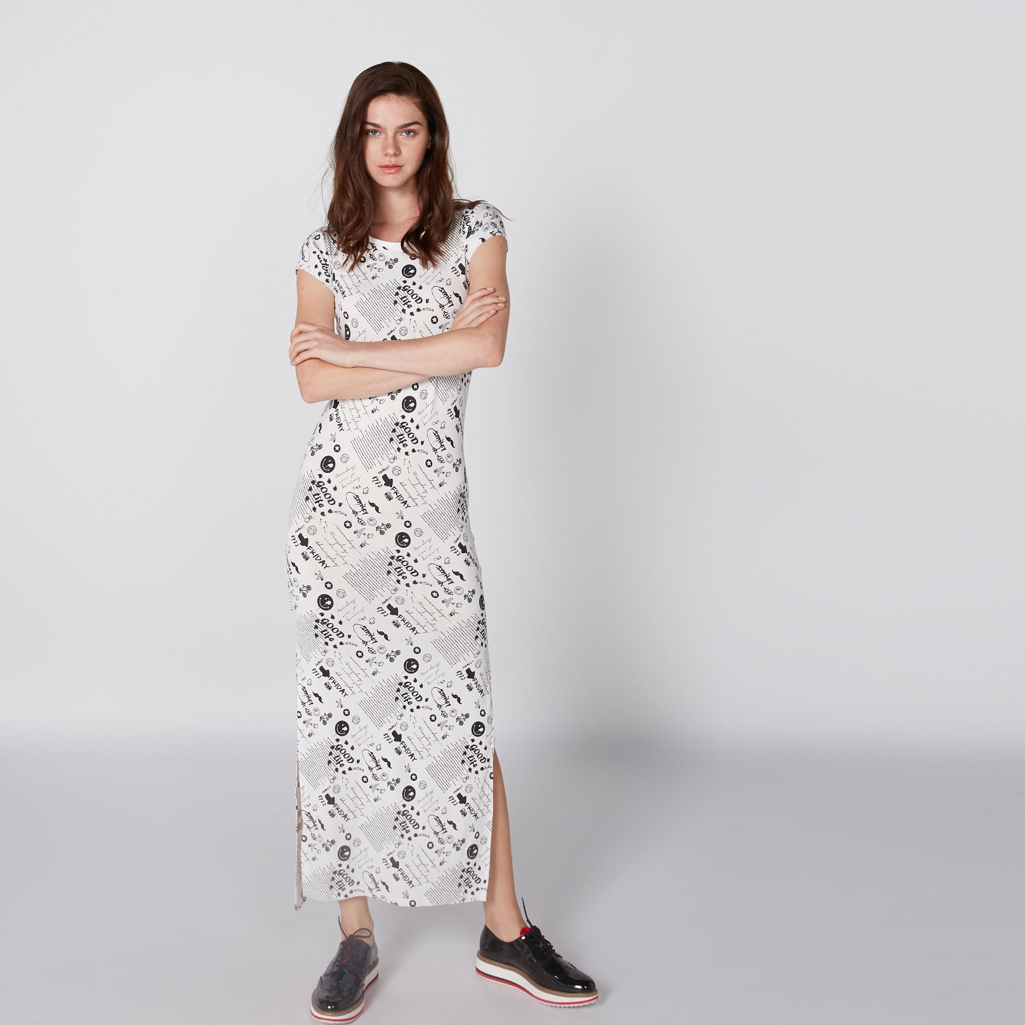 فستان طويل بياقة مستديرة وأكمام كاب وطبعات سمايلي وورلد-women-clothing-dresses-image-2