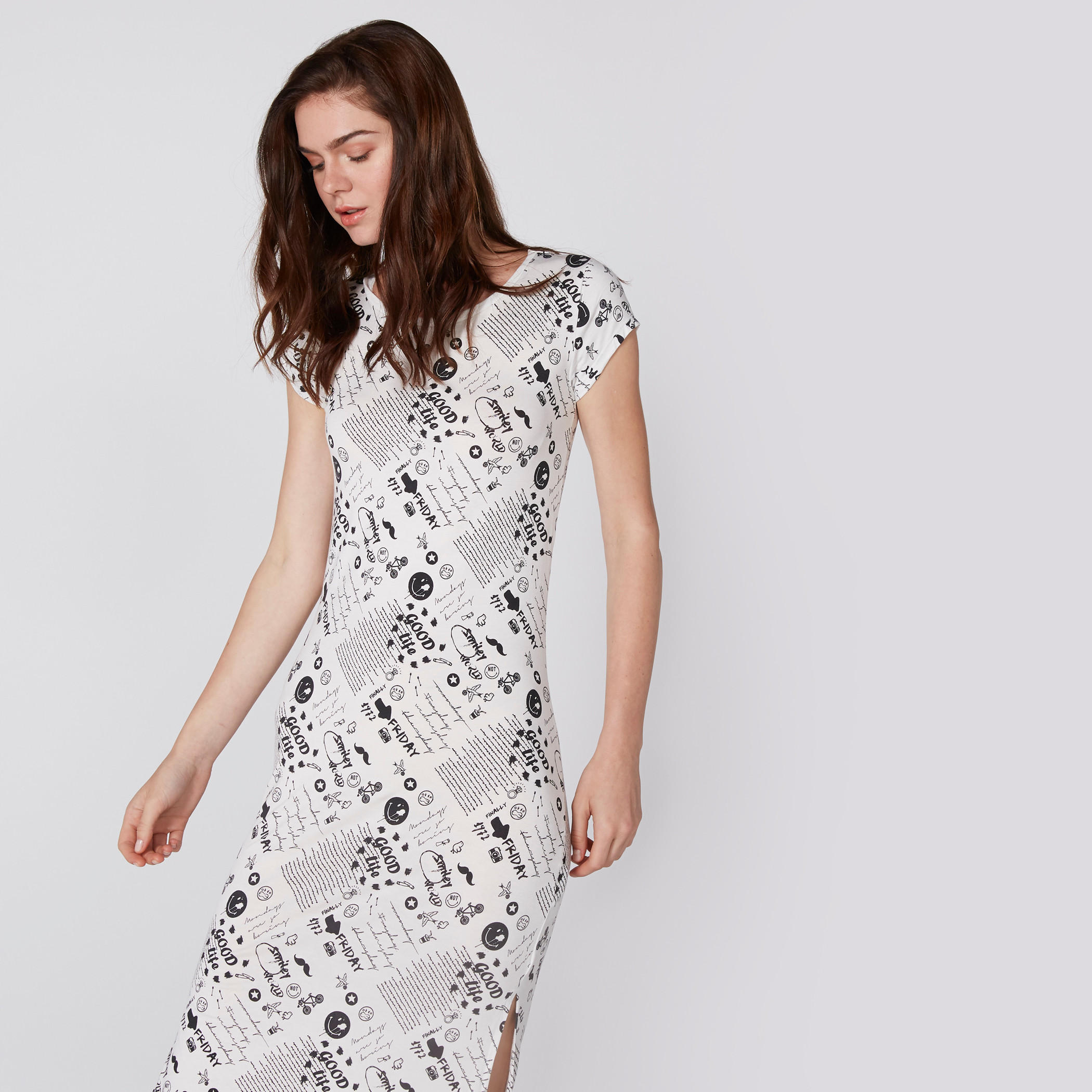 فستان طويل بياقة مستديرة وأكمام كاب وطبعات سمايلي وورلد-women-clothing-dresses-image-3